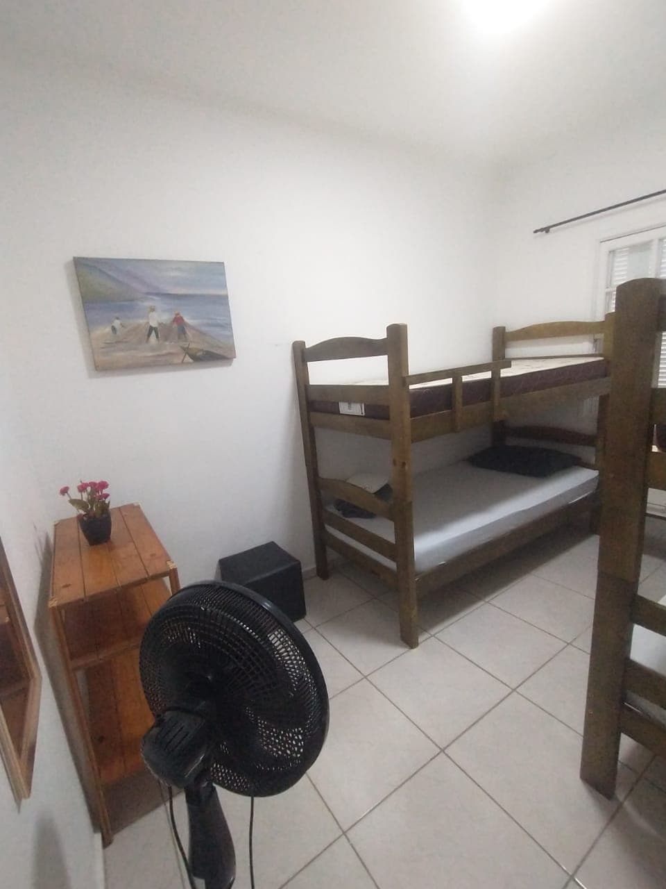 Quarto espaçoso com múltiplas camas