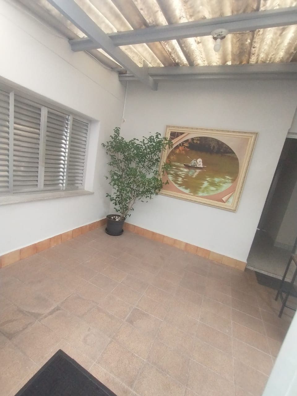 Quintal aberto com acesso às áreas laterais