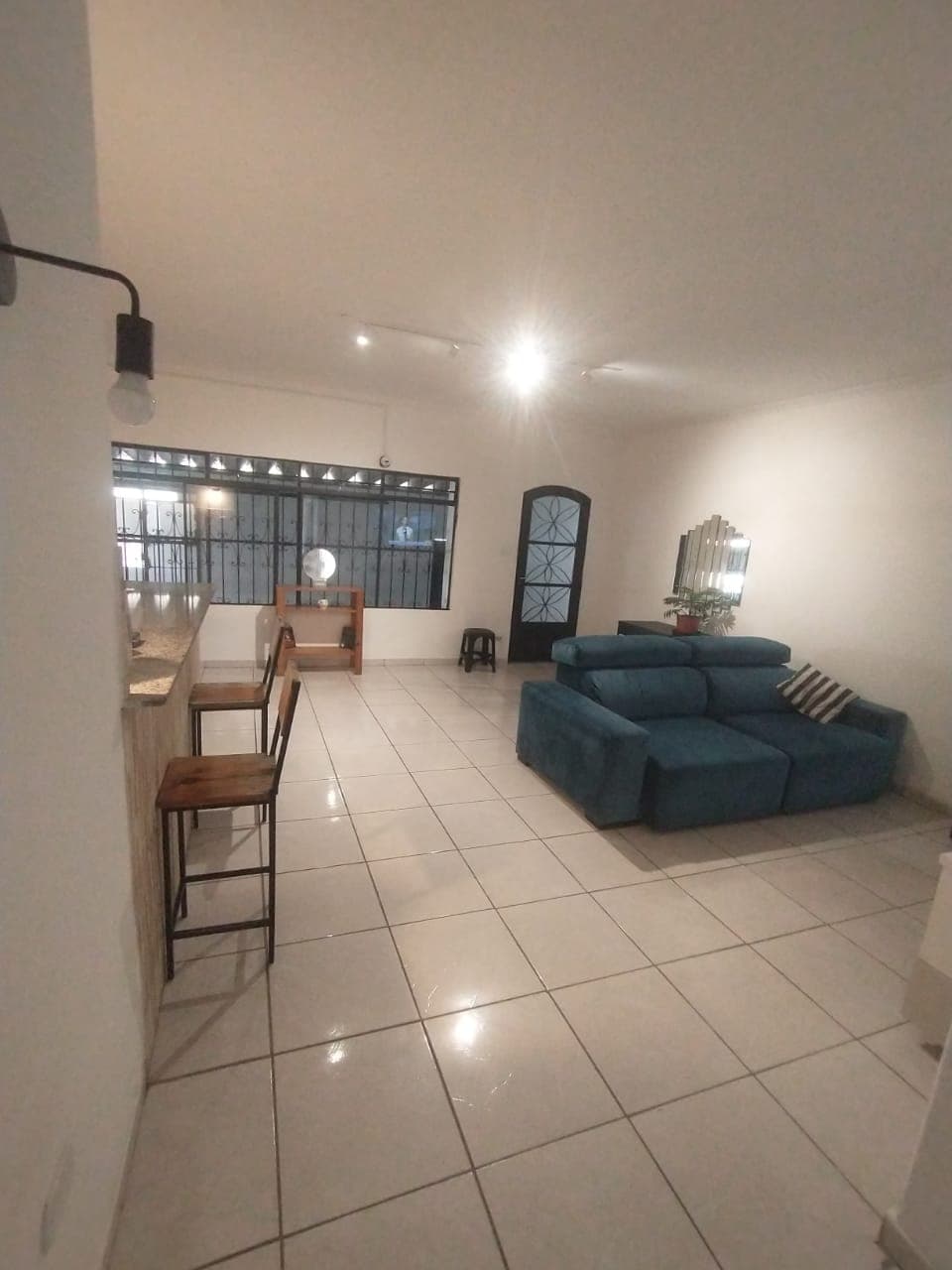 Sala de estar com sofás e televisão