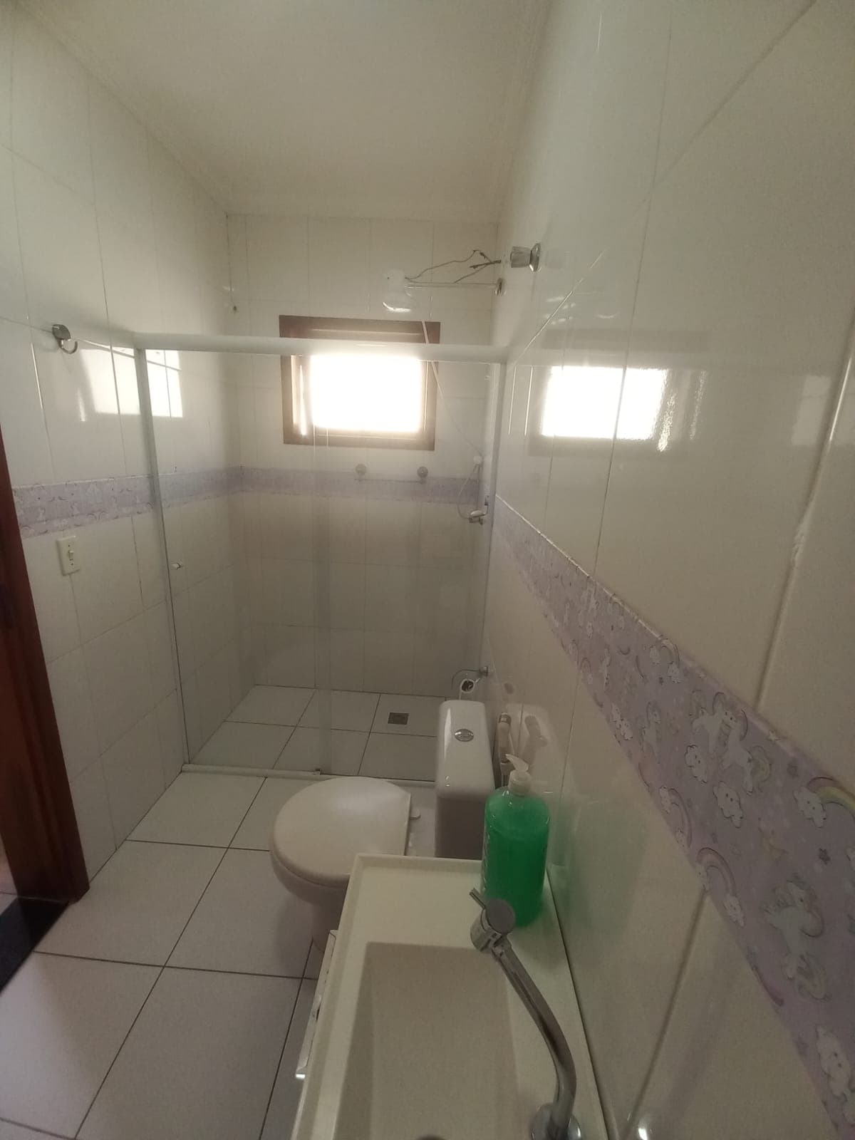 Banheiro social com acabamento moderno