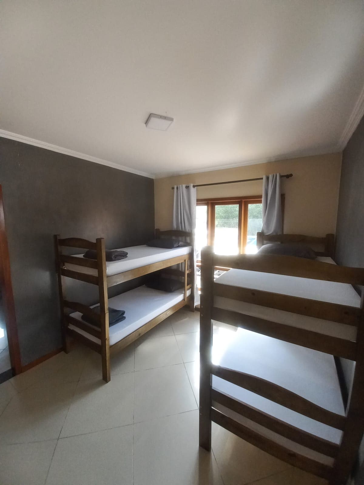 Cozinha ampla e bem iluminada