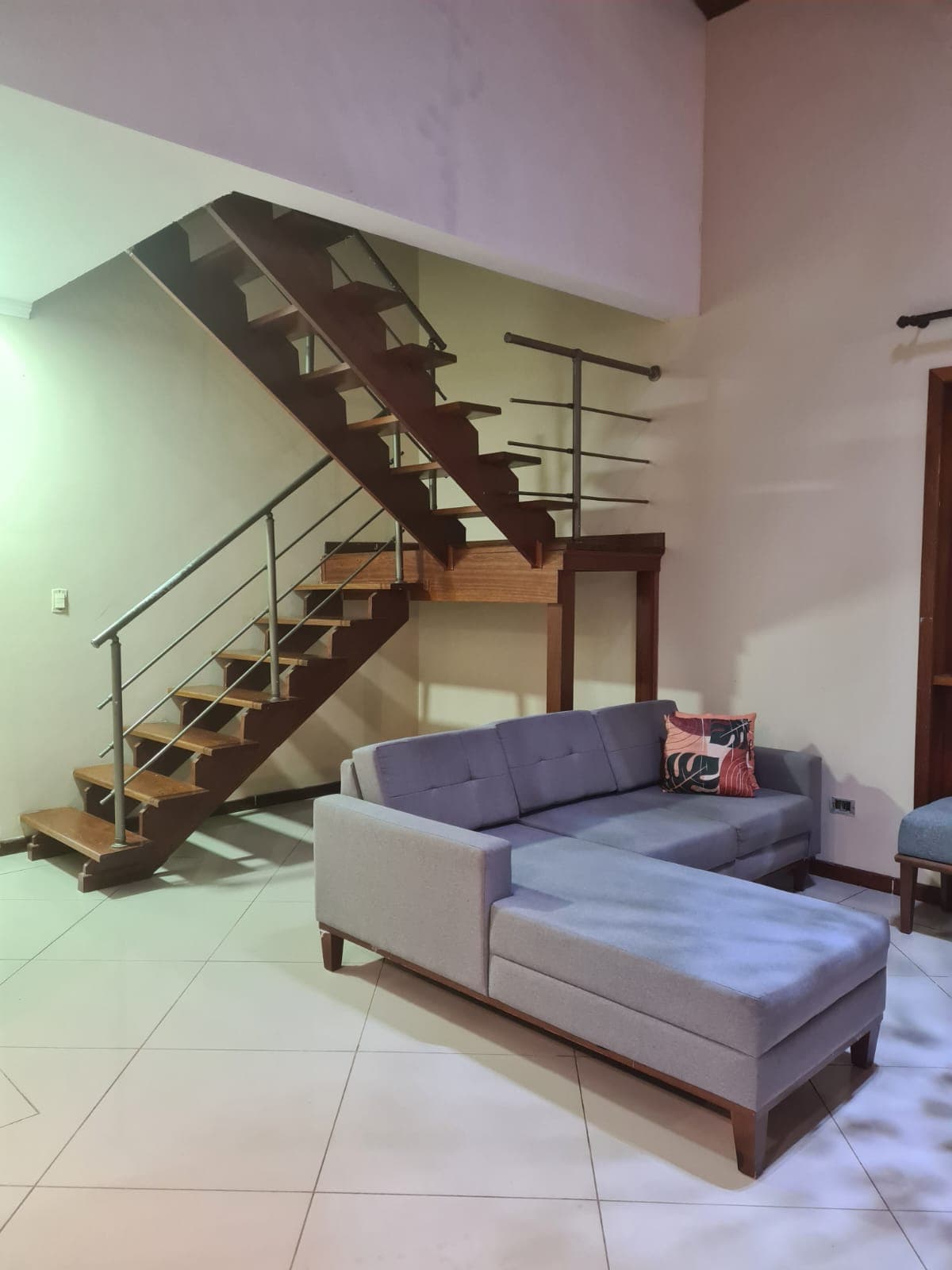 Entrada principal com iluminação paisagística