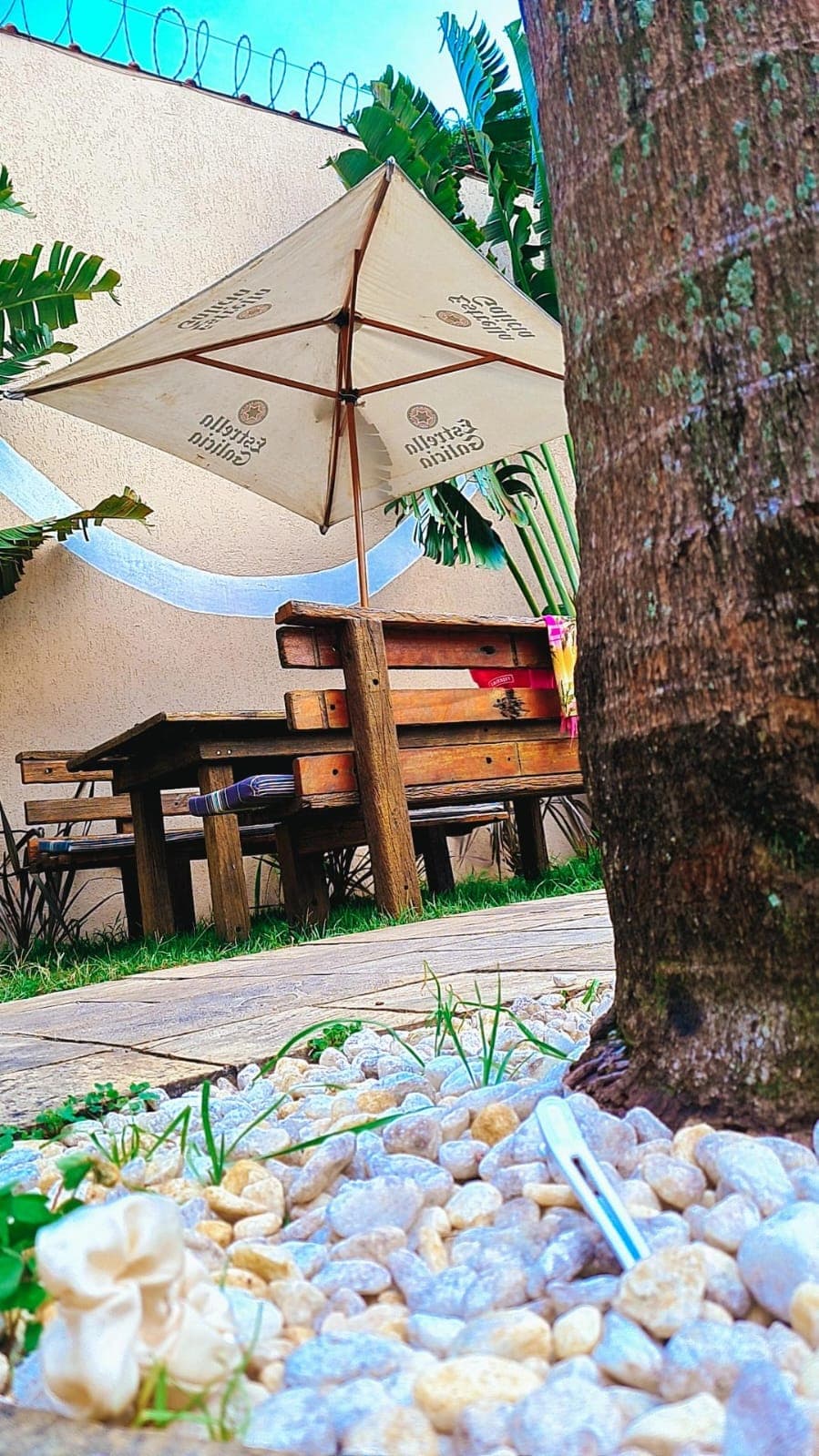 Vista da piscina a partir da mesa externa