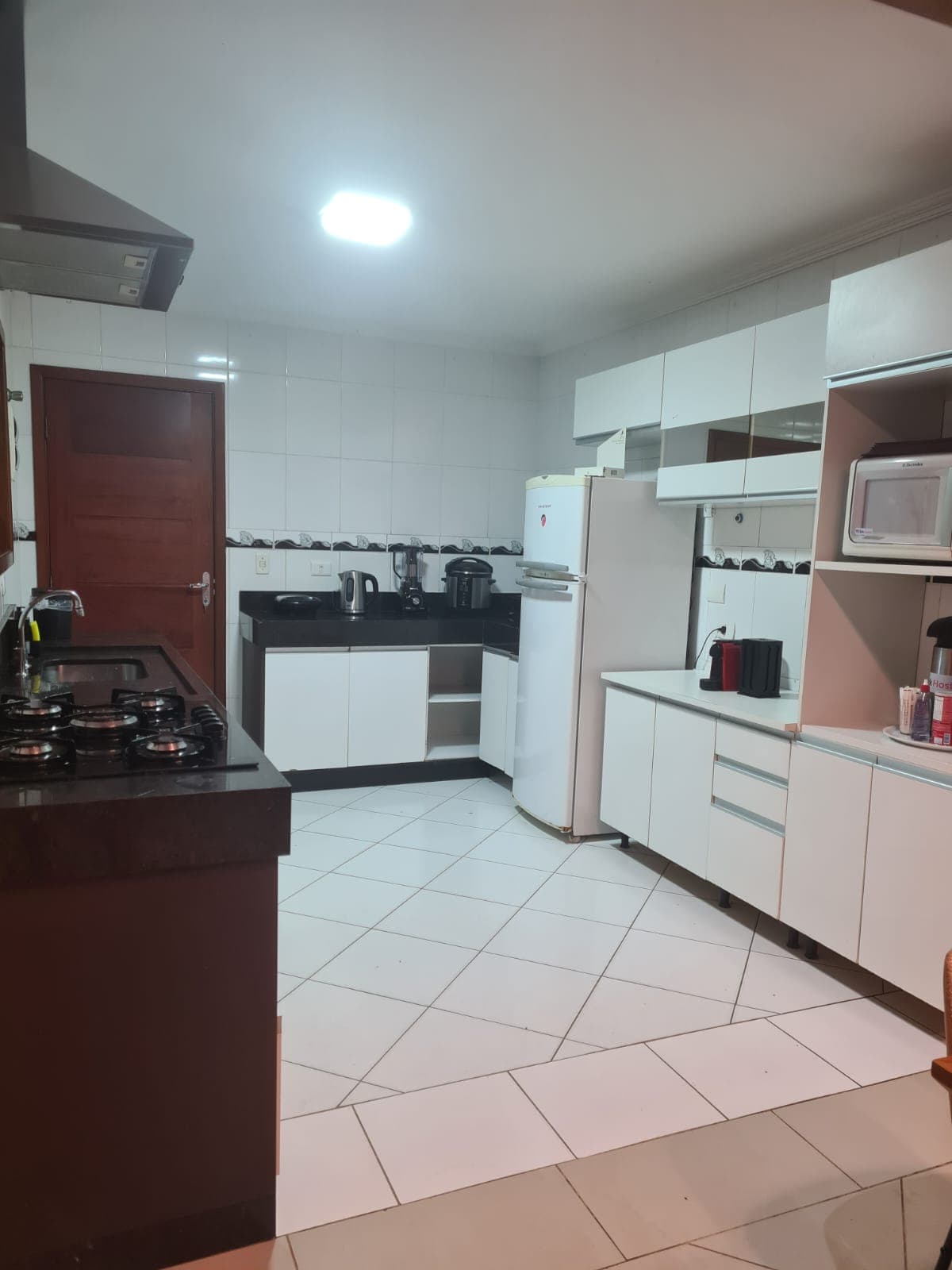 Área de acesso externa ampla e organizada