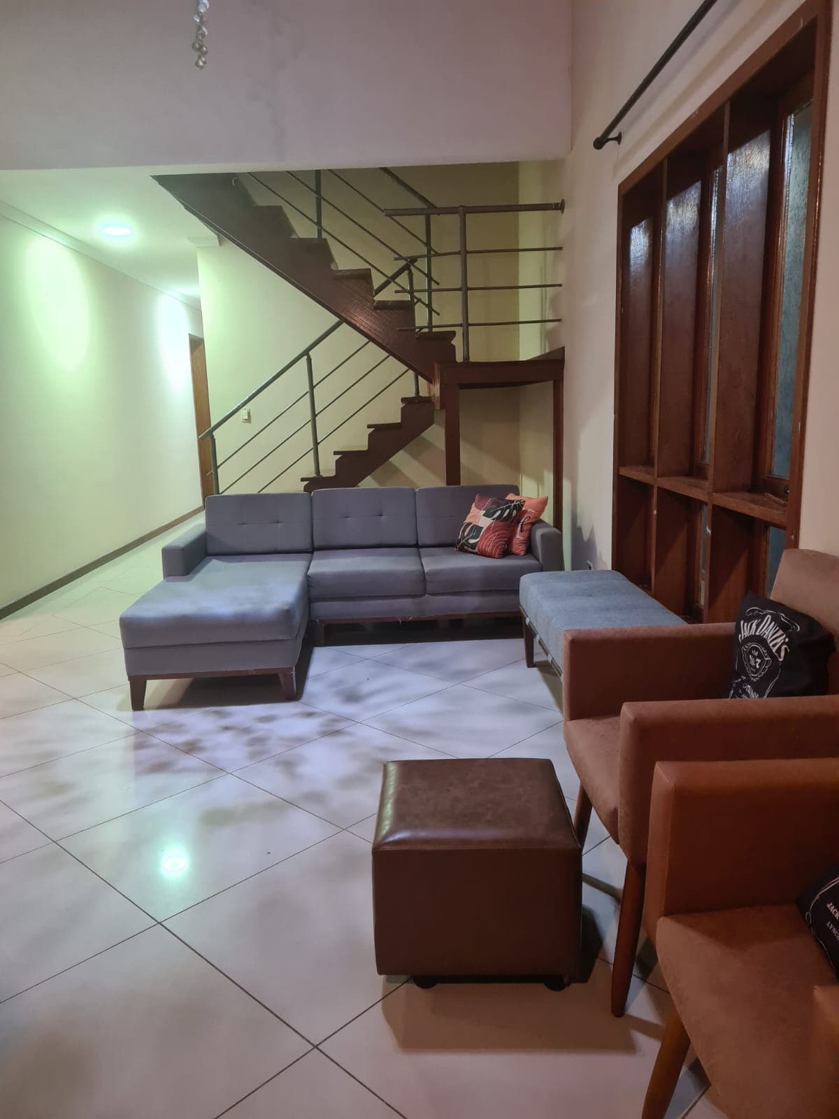 Cozinha ampla com layout funcional