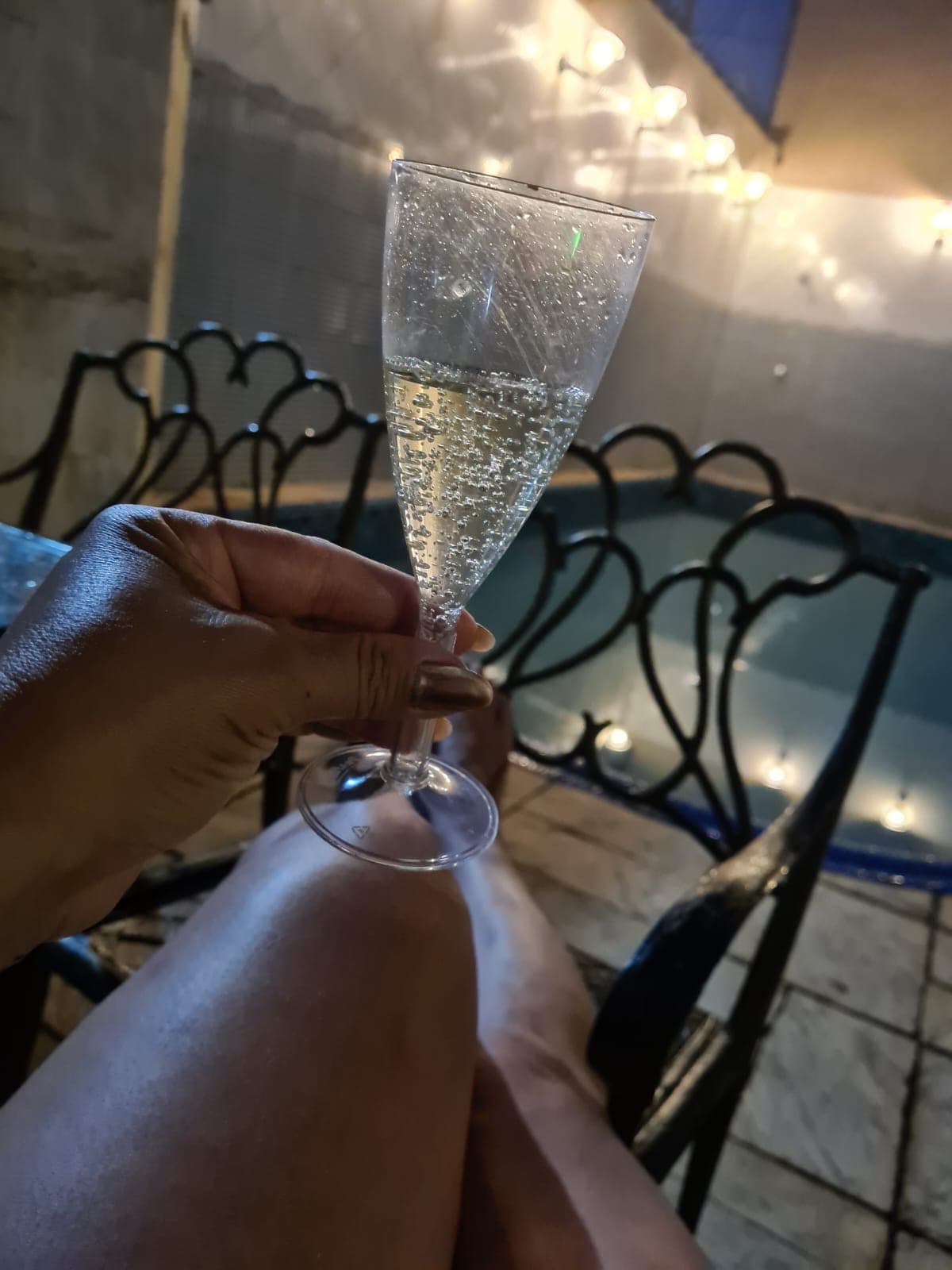 Piscina noturna vista de outro ângulo com iluminação decorativa