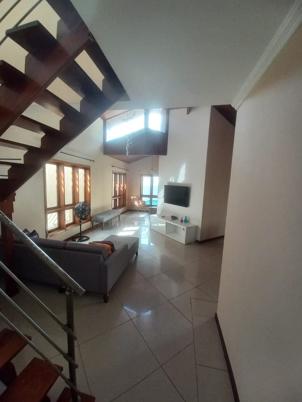 Banheiro elegante com iluminação natural