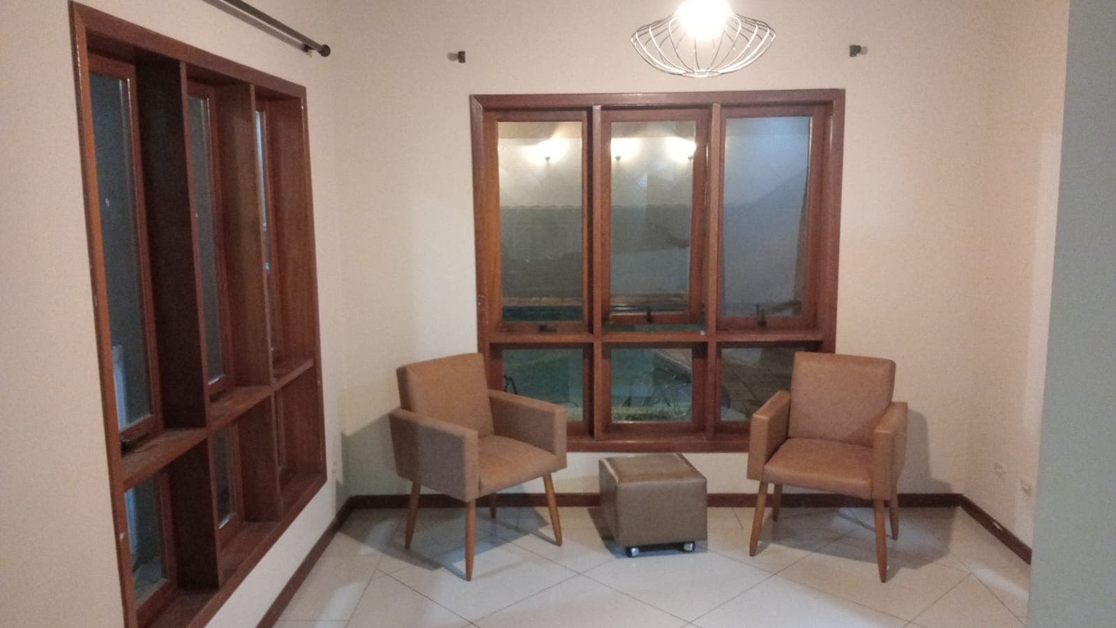 Bancada e pia do banheiro com acabamento moderno