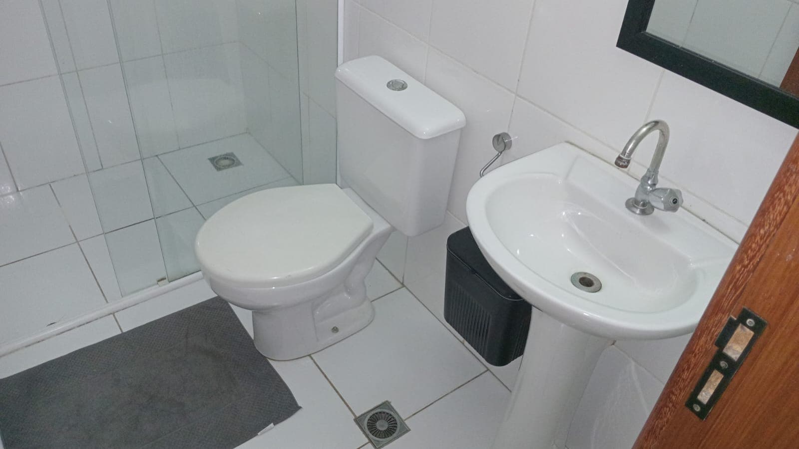 Quarto confortável com decoração clean