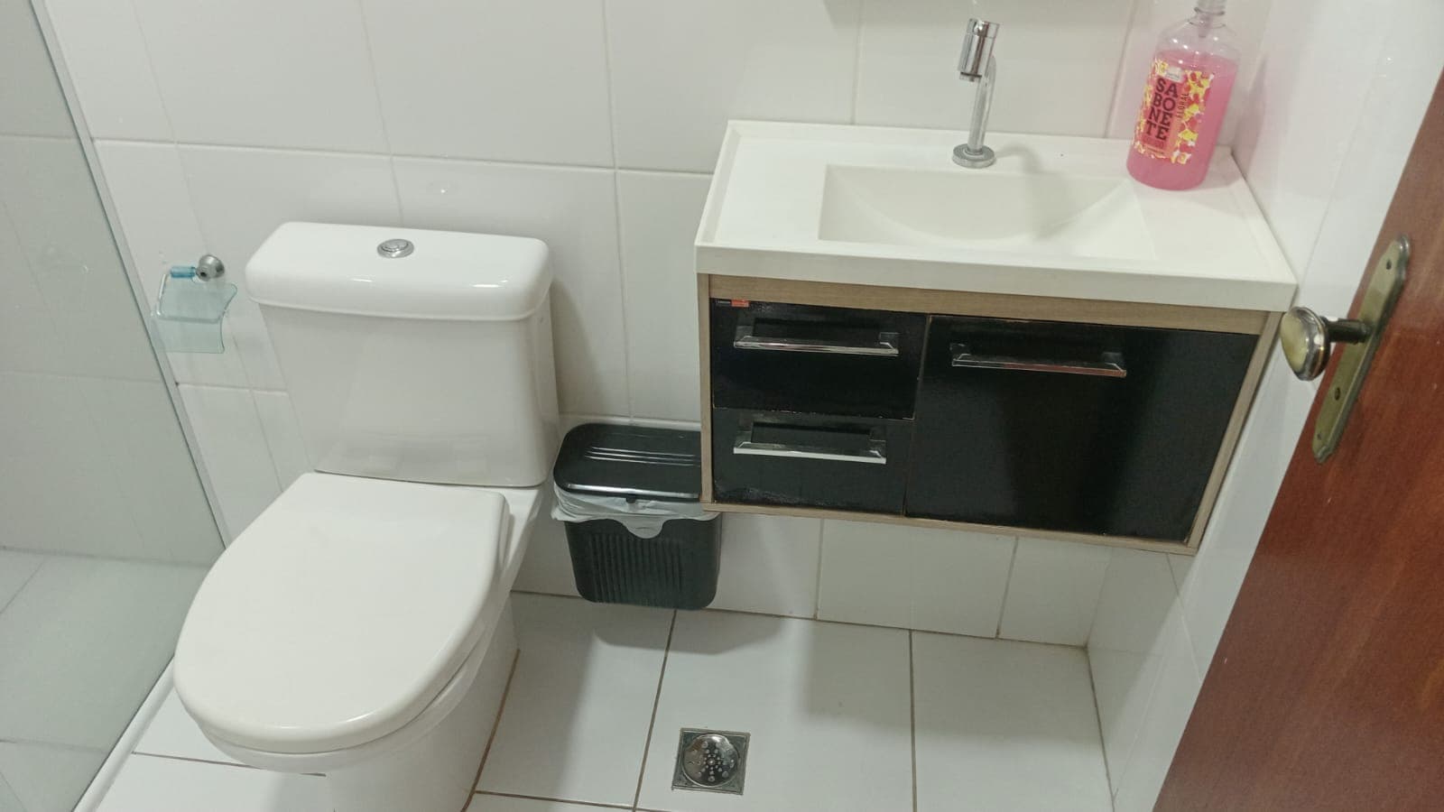 Bancada externa com guarda-sol para apoio na piscina