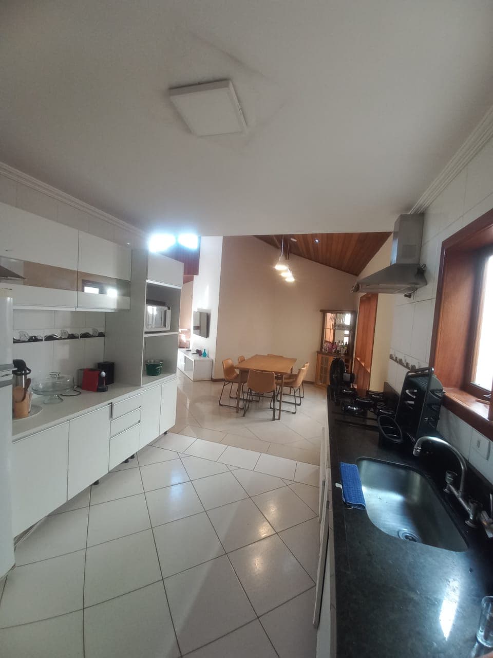 Área gourmet com churrasqueira e bancada de apoio