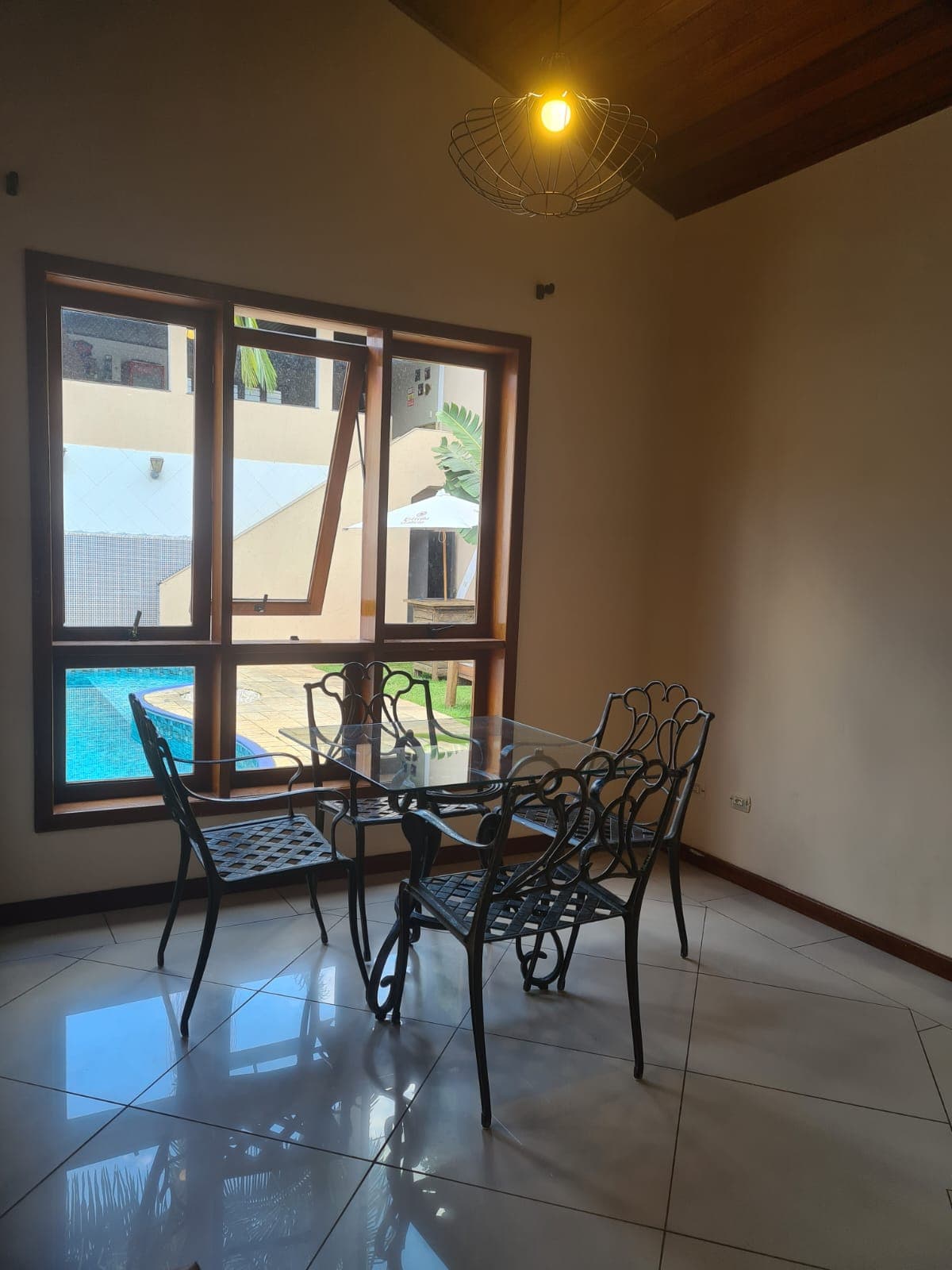 Vista da piscina a partir da área interna da casa