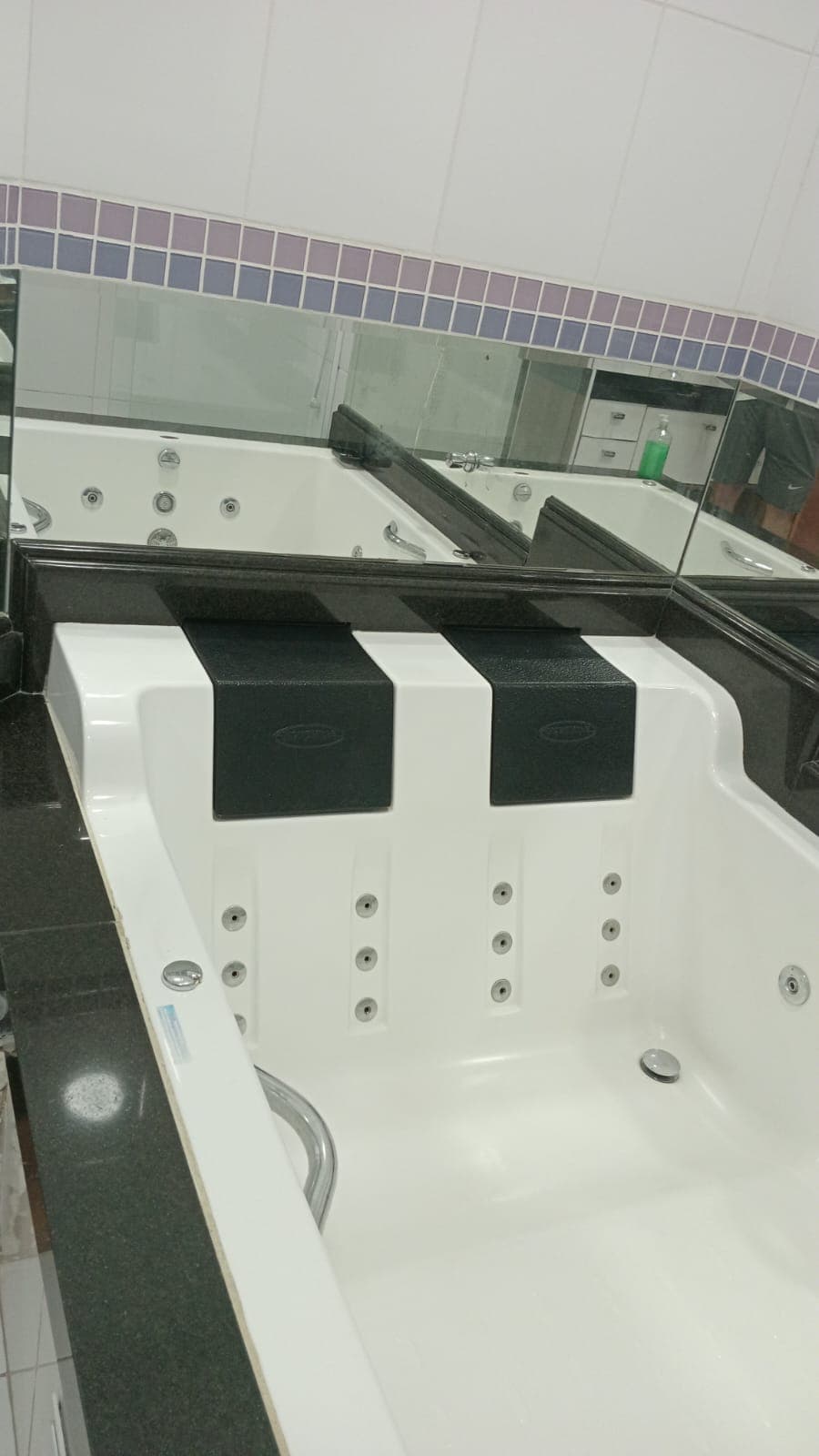 Área externa com cadeiras para descanso e convivência