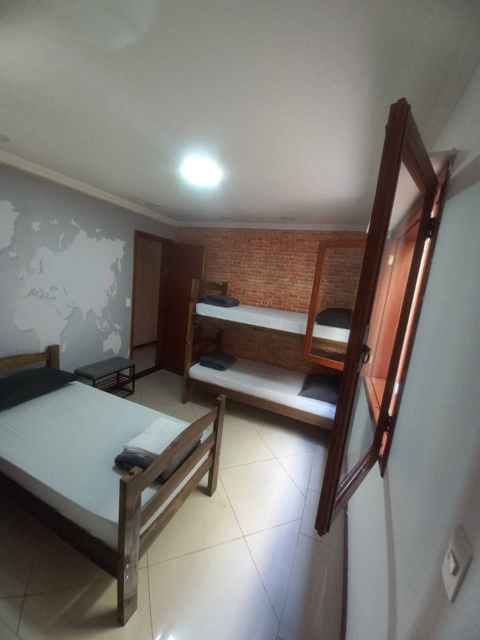 Banheiro espaçoso com acabamento elegante