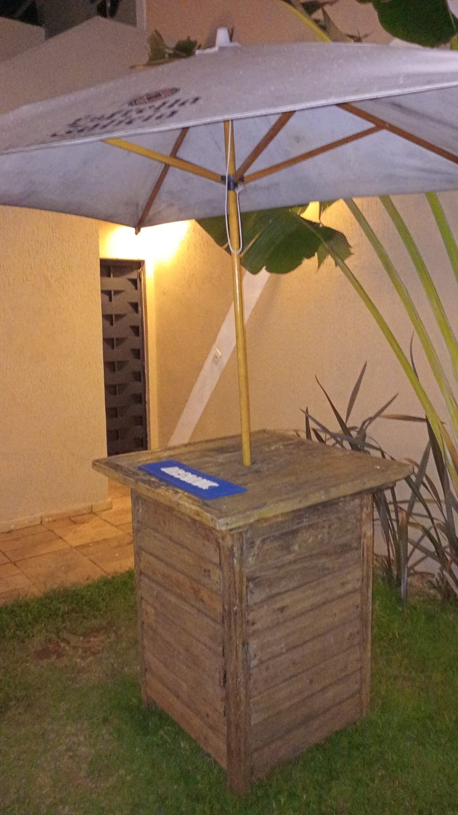 Piscina iluminada à noite com clima sofisticado