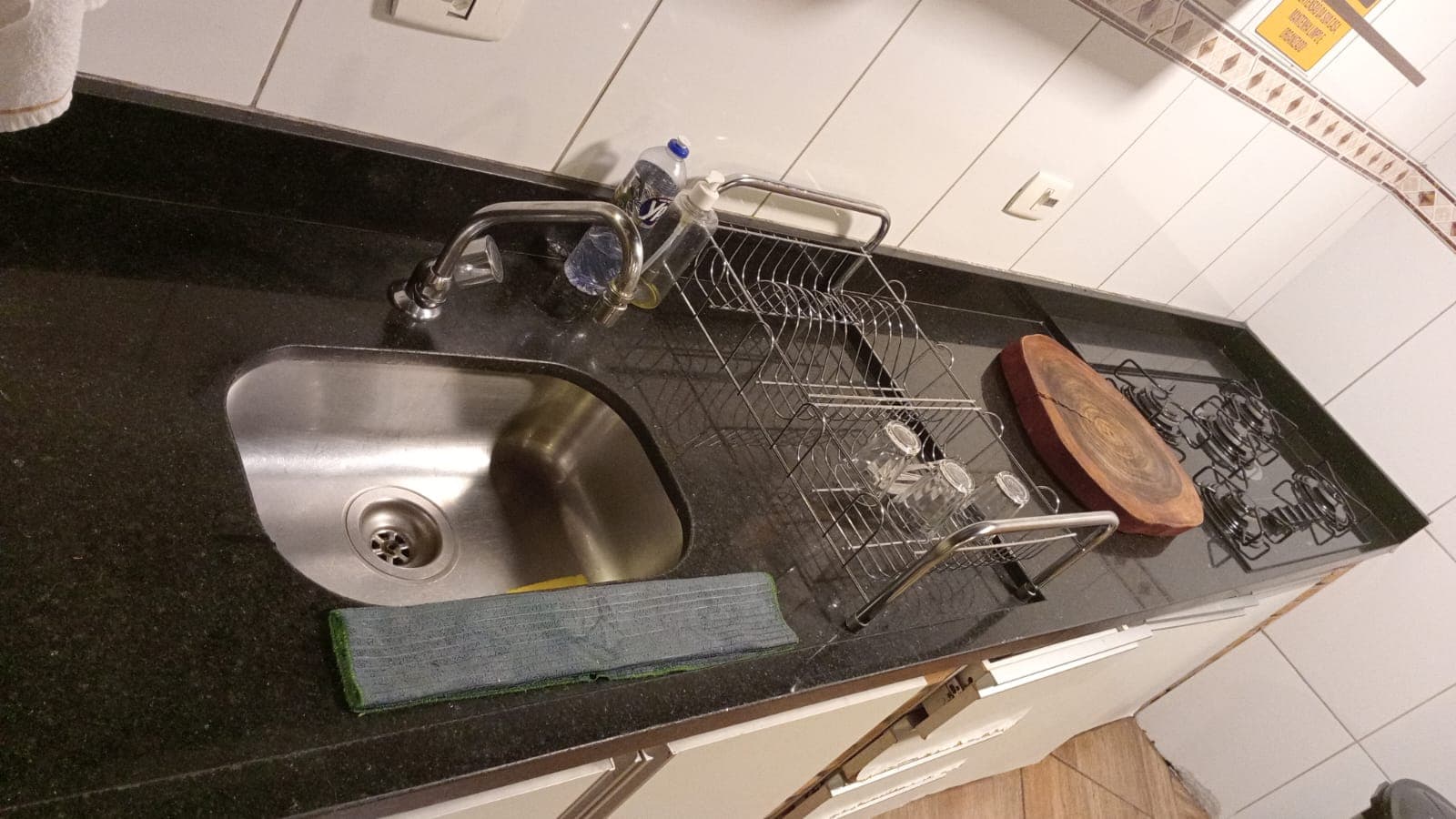 Vista geral da área externa com piscina e lazer