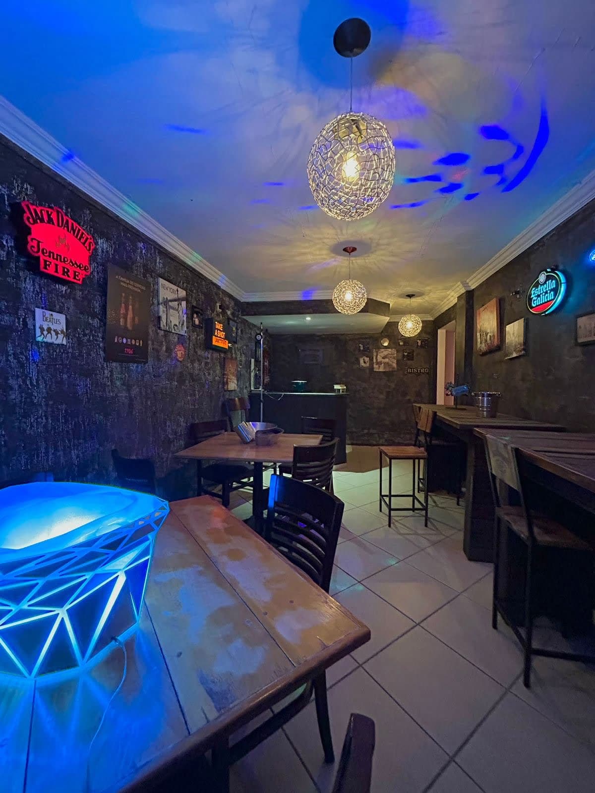 Lounge interno com bar e área social