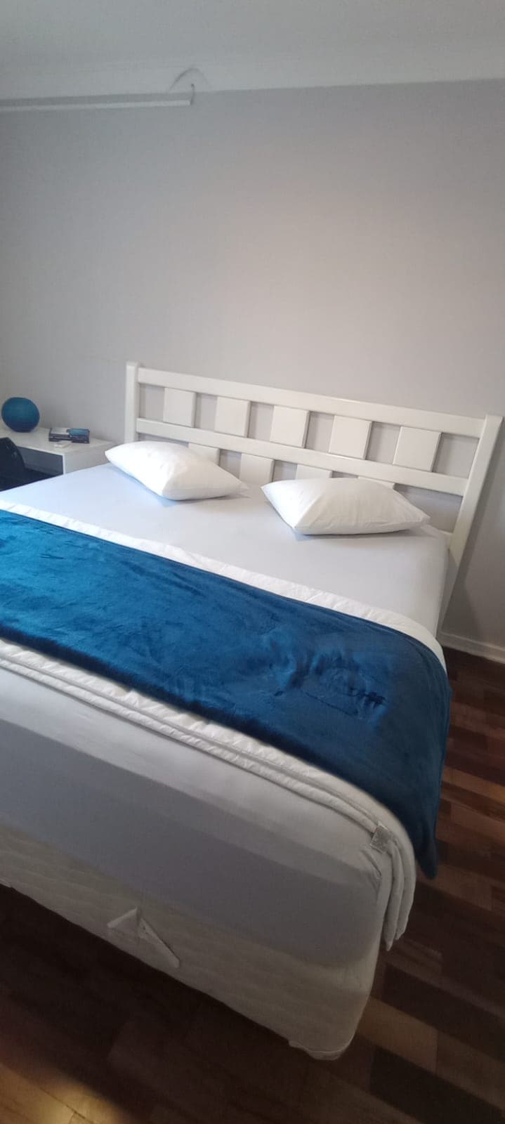 Suíte privativa com cama confortável e iluminação suave