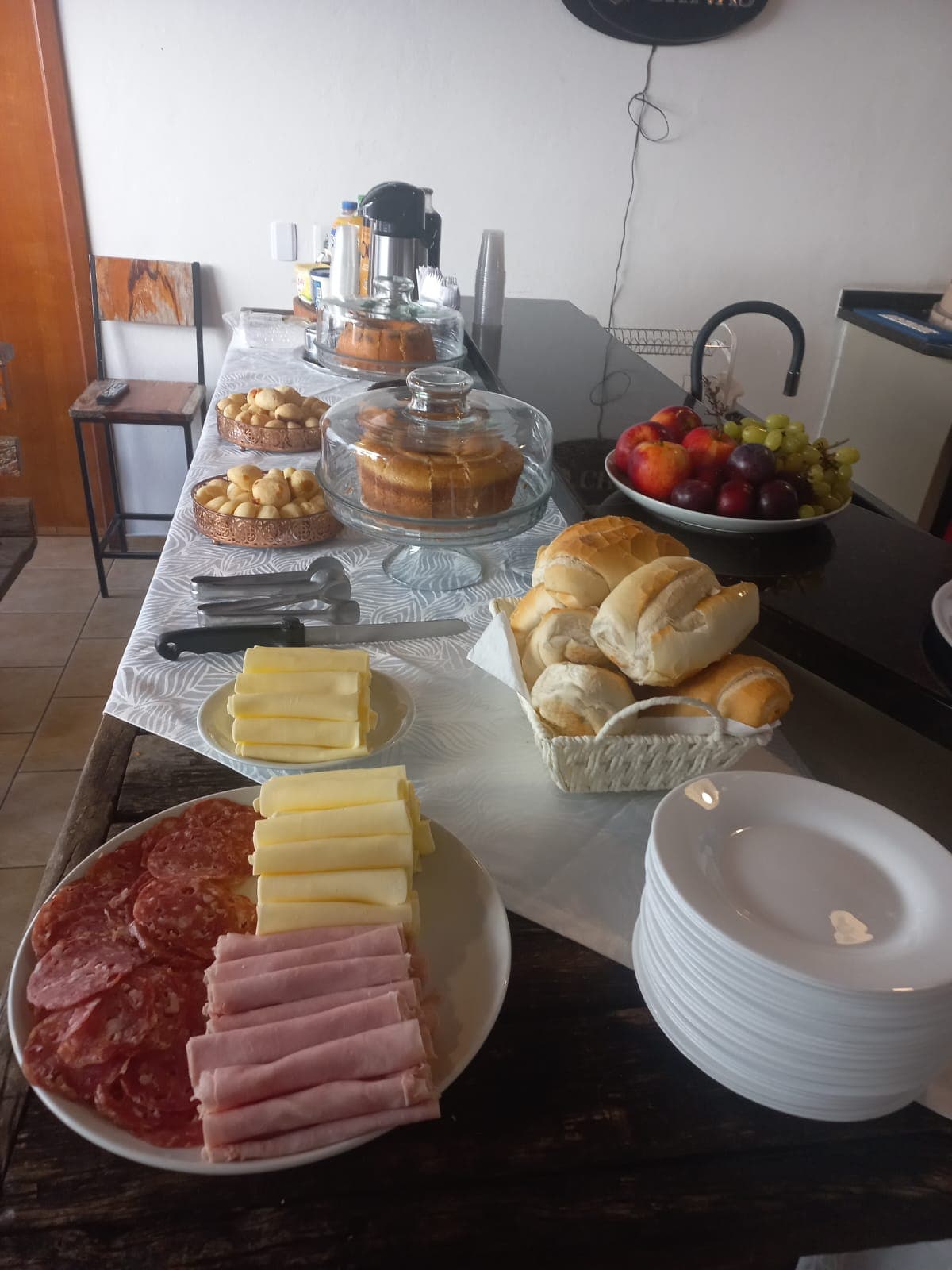 Café da manhã servido com frutas e bebidas