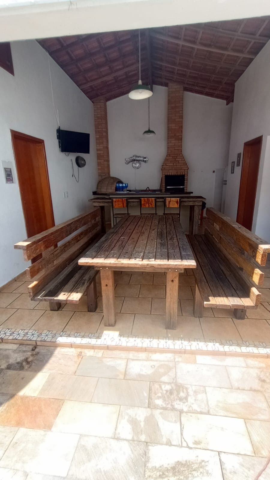 Espaço gourmet moderno com churrasqueira e bancada