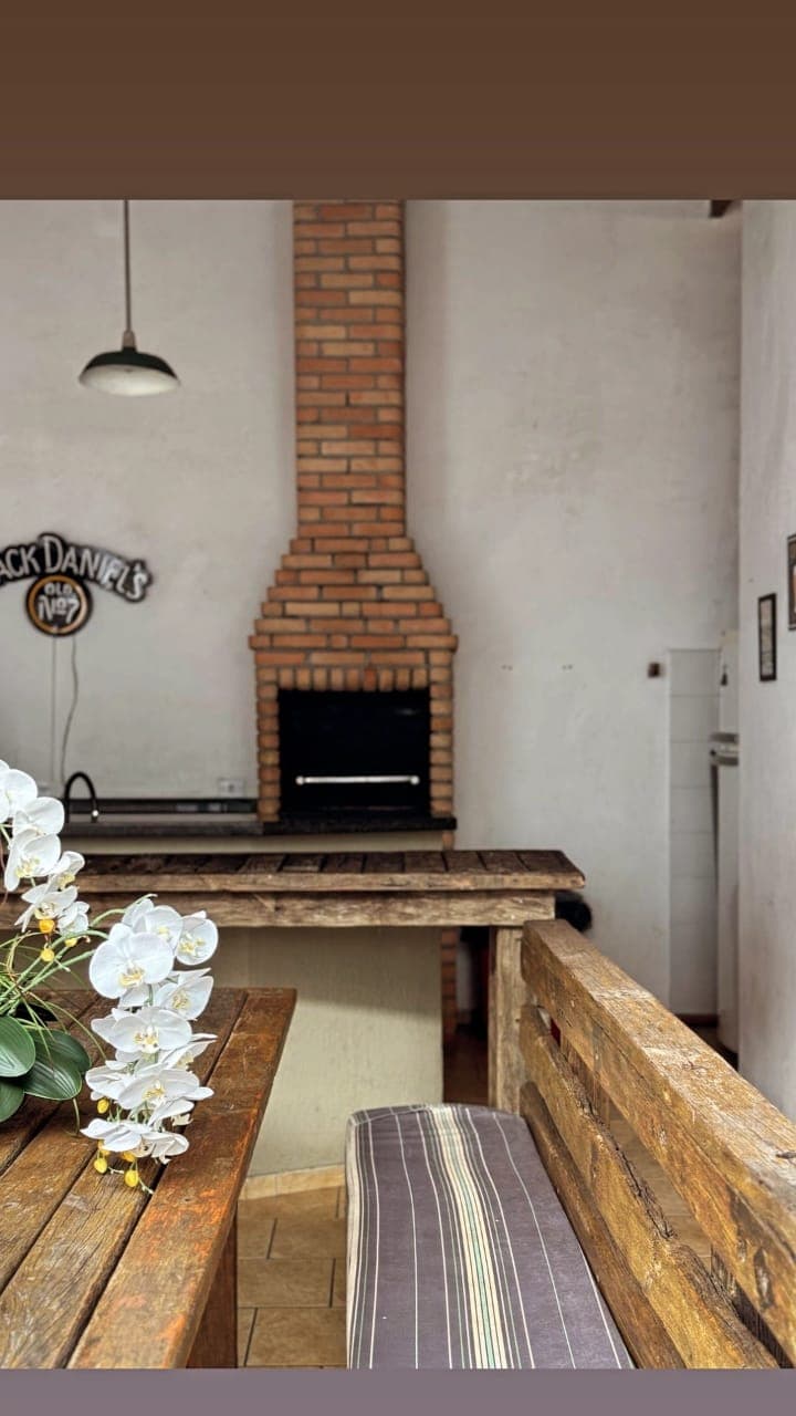 Área externa com churrasqueira e cobertura de madeira