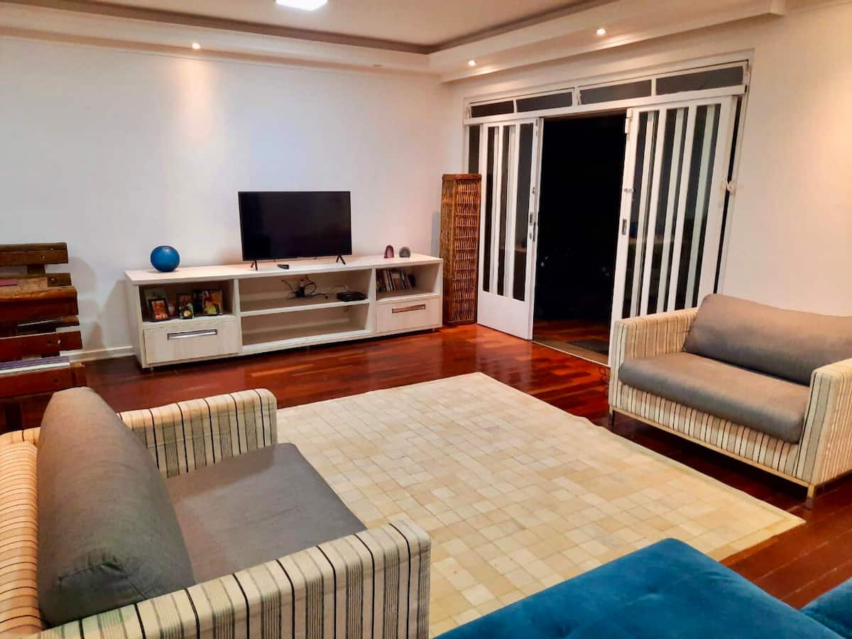 Sala de estar espaçosa com sofás e TV