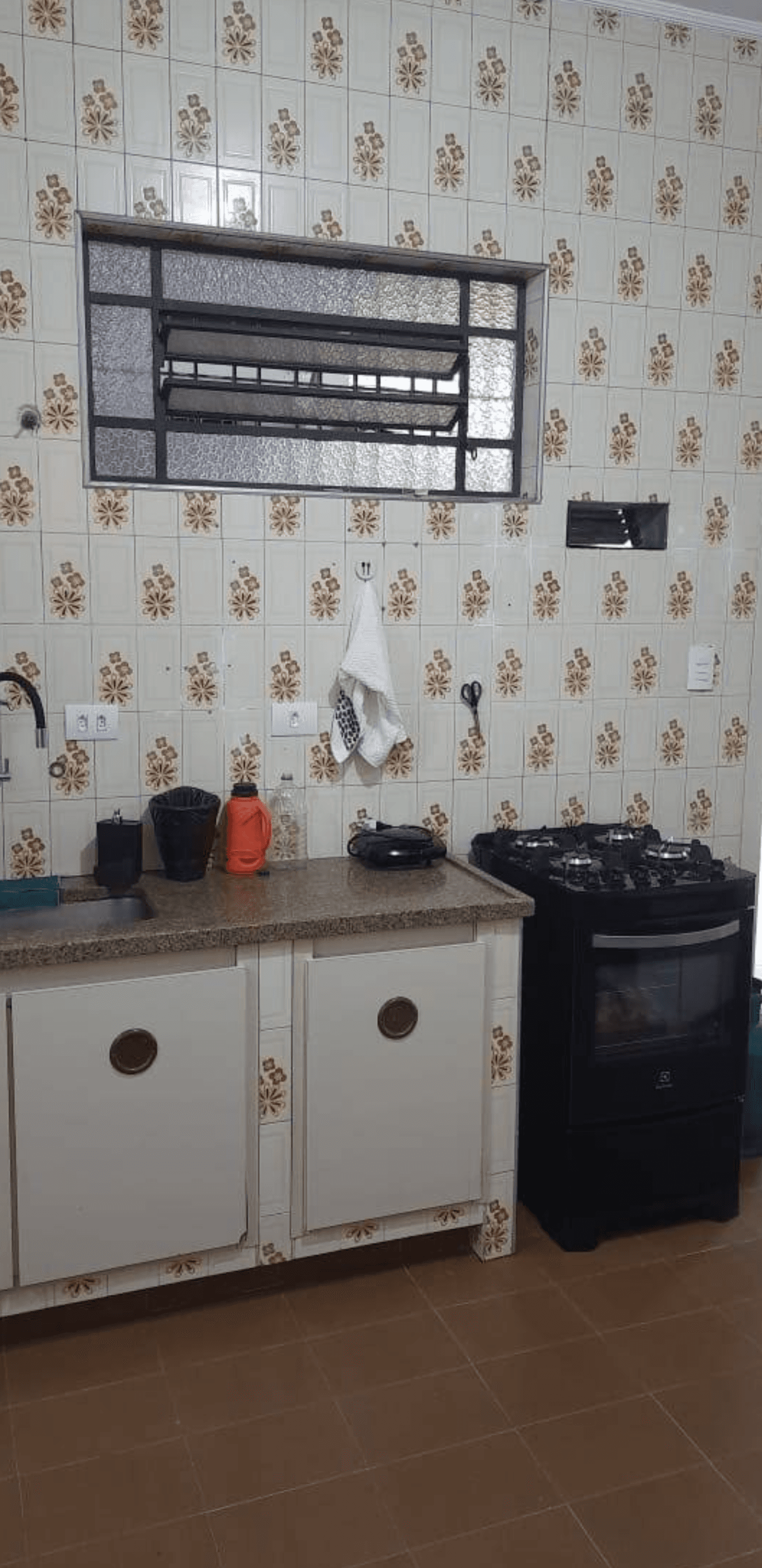 Cozinha com mesa para refeições rápidas