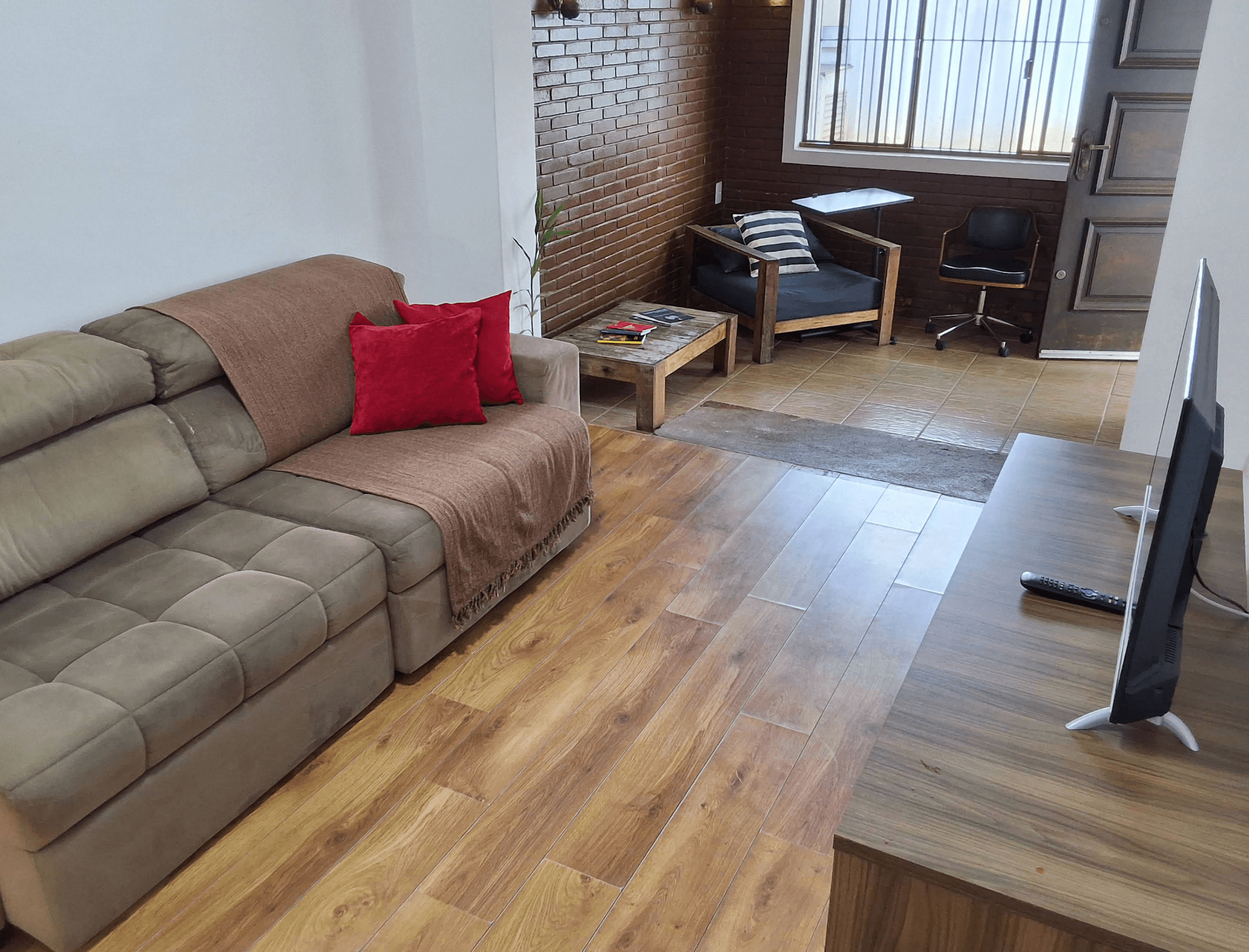 Sala de estar confortável e arejada