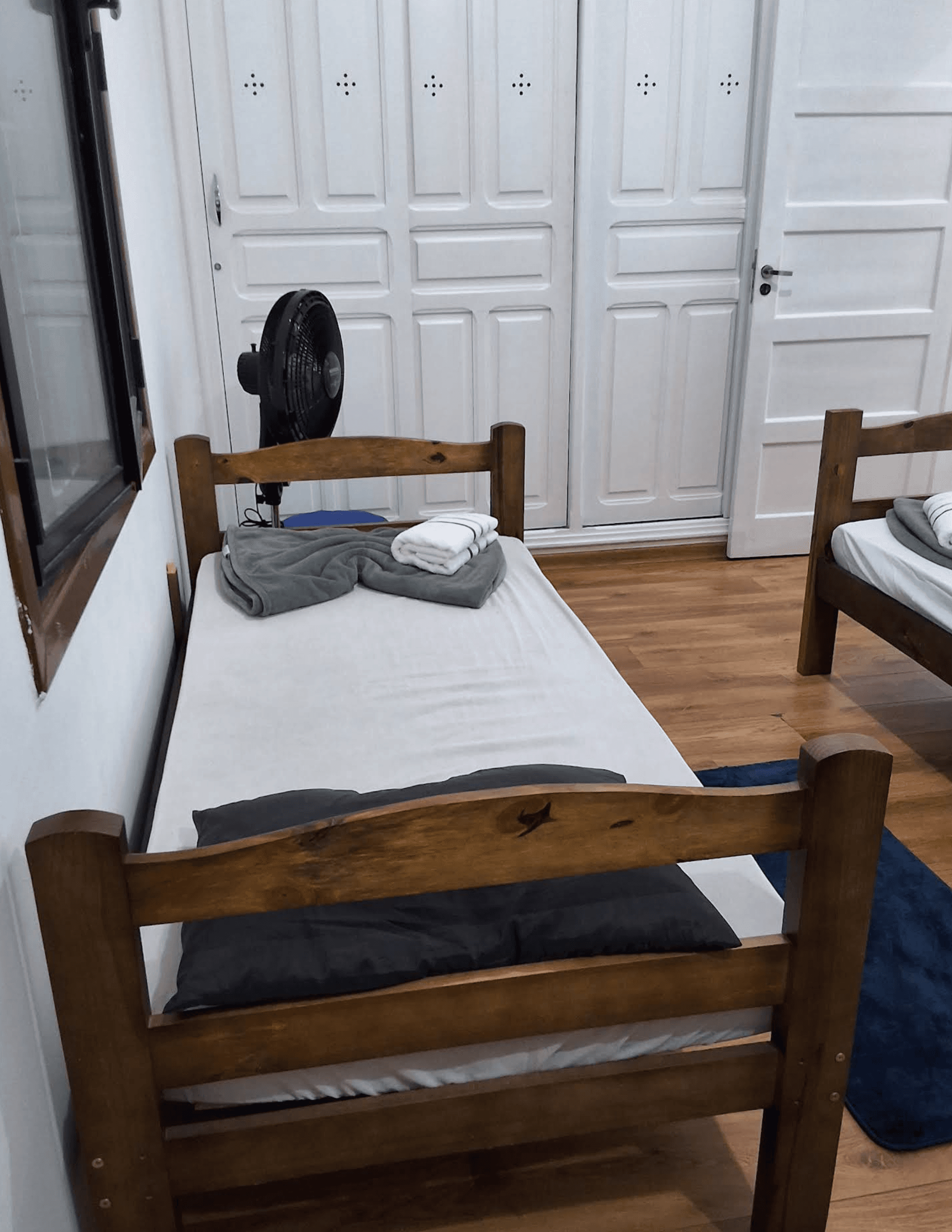 Quarto iluminado com janelas amplas