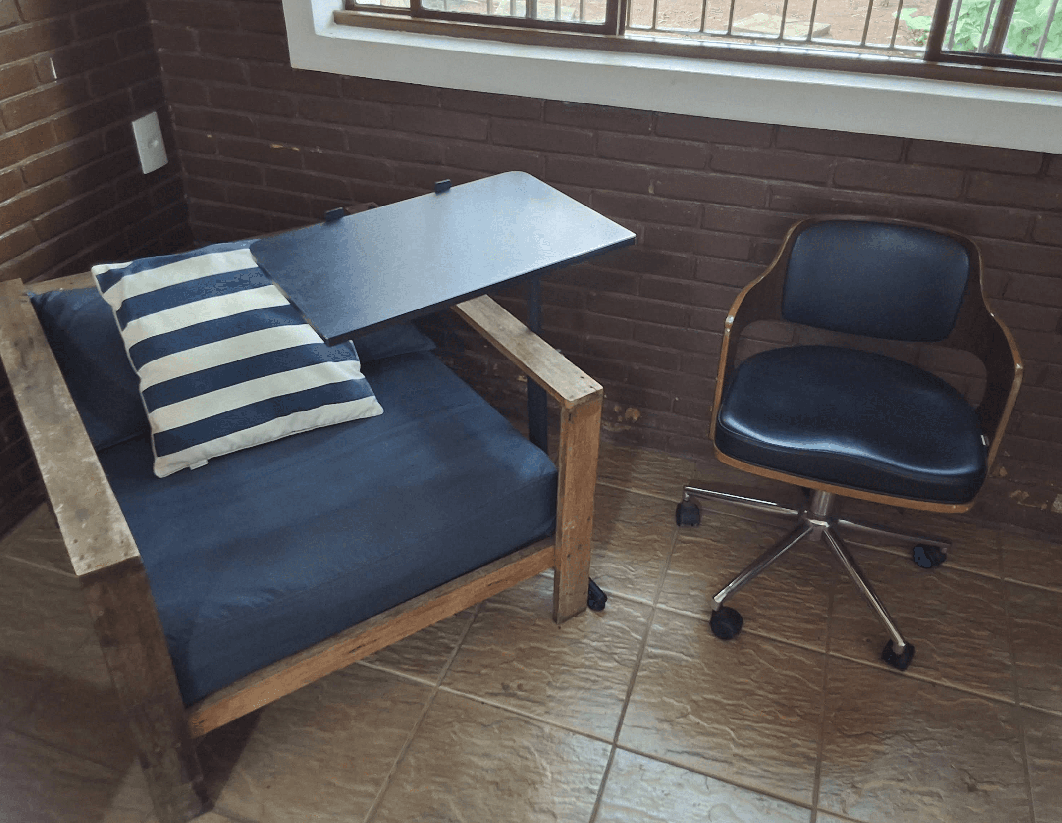 Poltrona decorativa em ambiente acolhedor