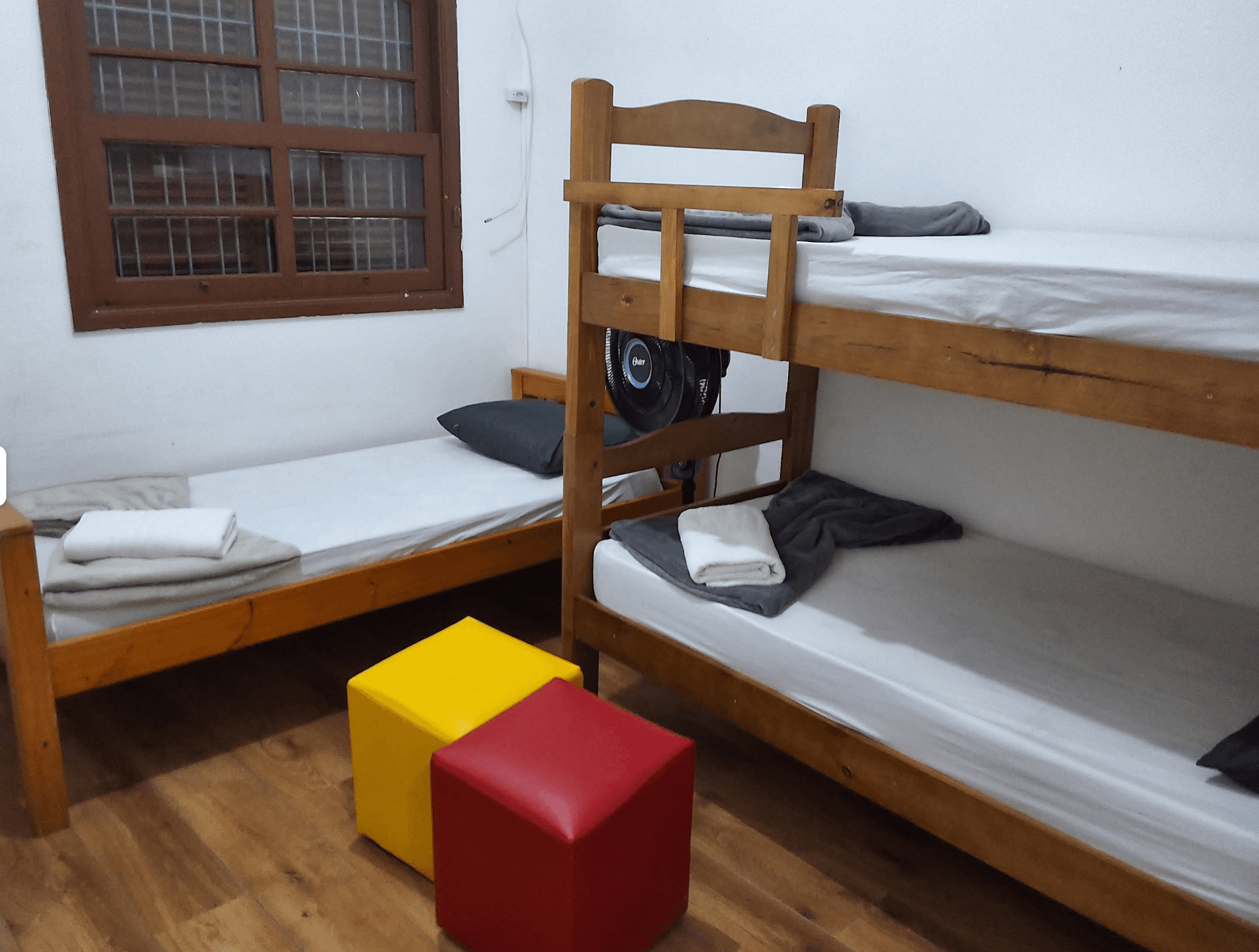 Quarto minimalista e bem ventilado