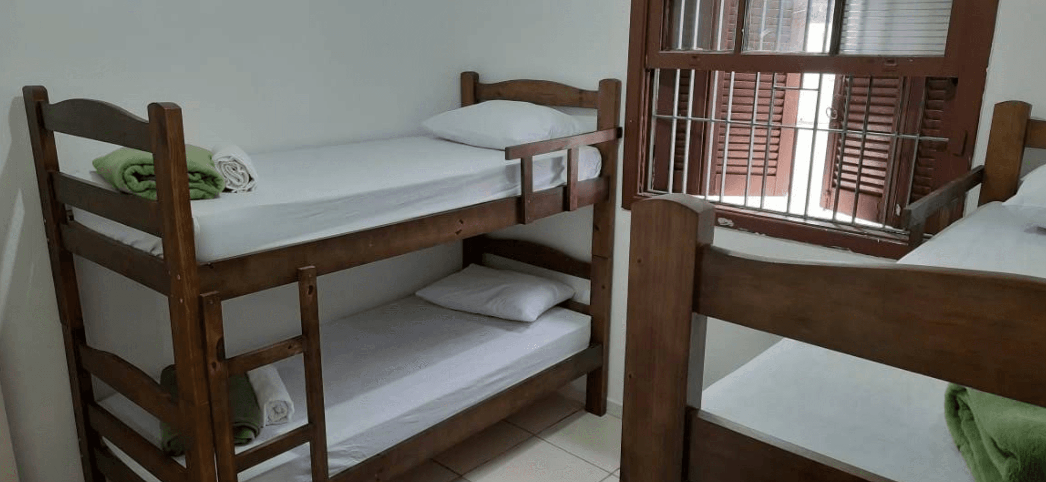 Quarto amplo com iluminação natural