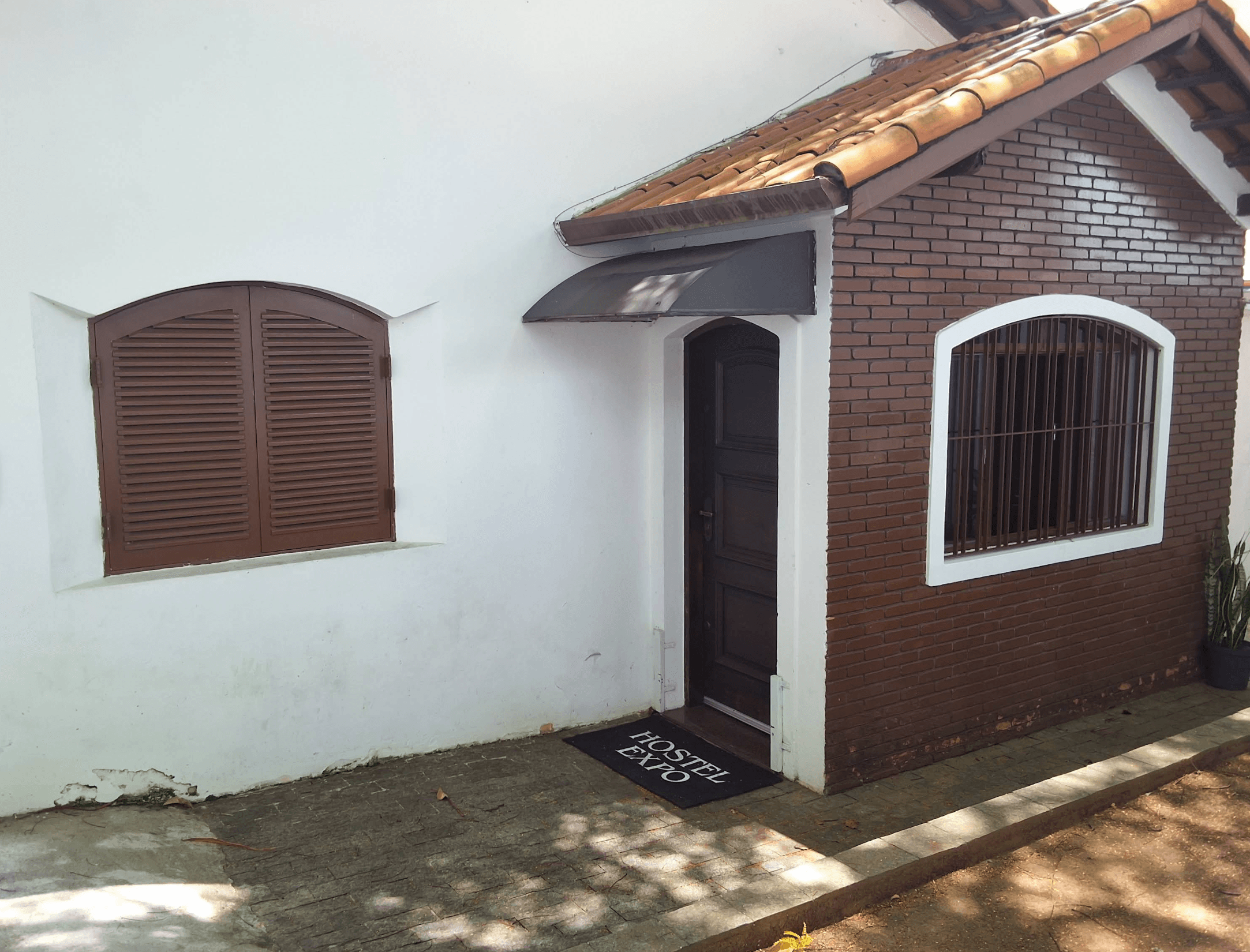 Fachada da casa com entrada principal