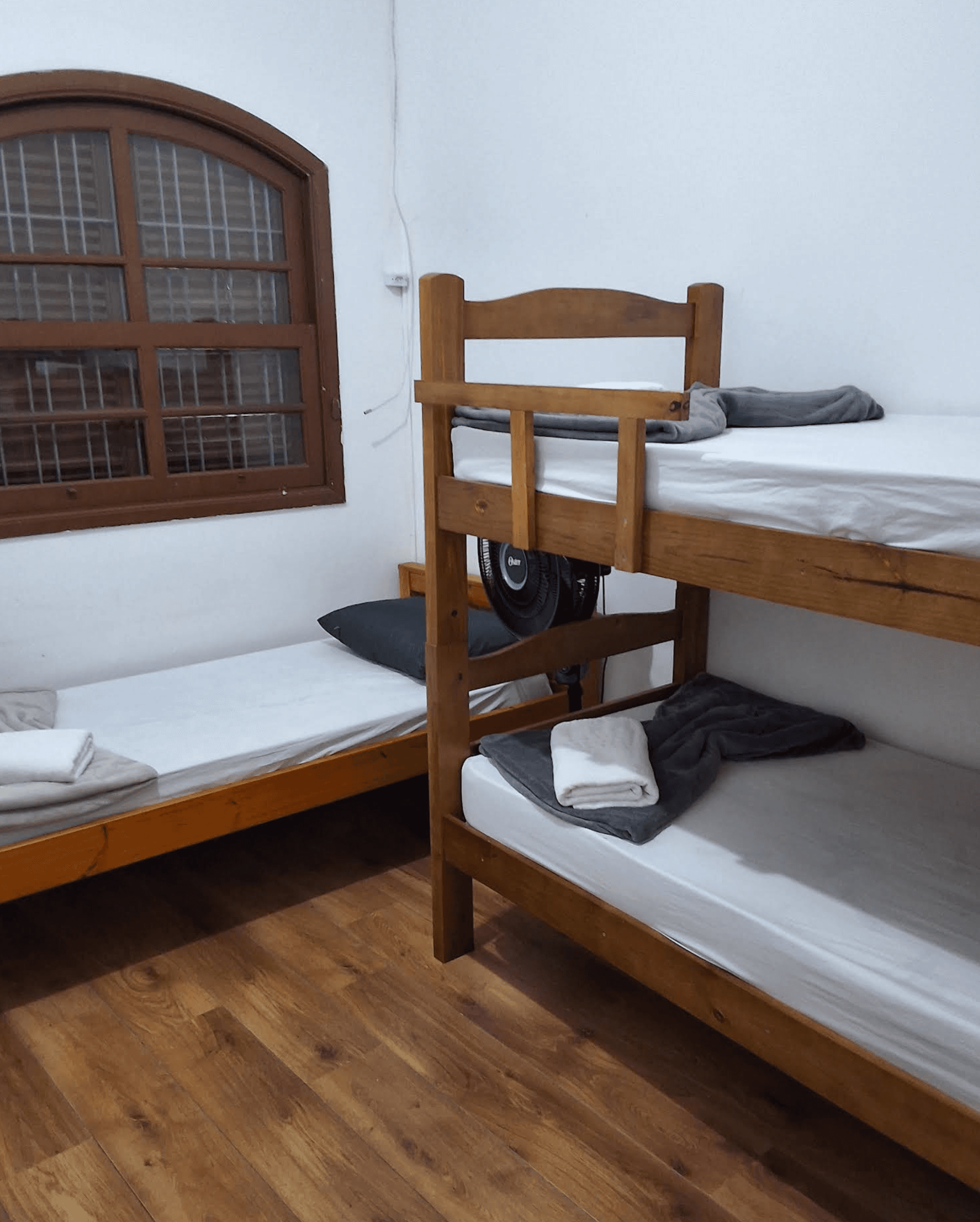 Quarto duplo com camas e iluminação natural