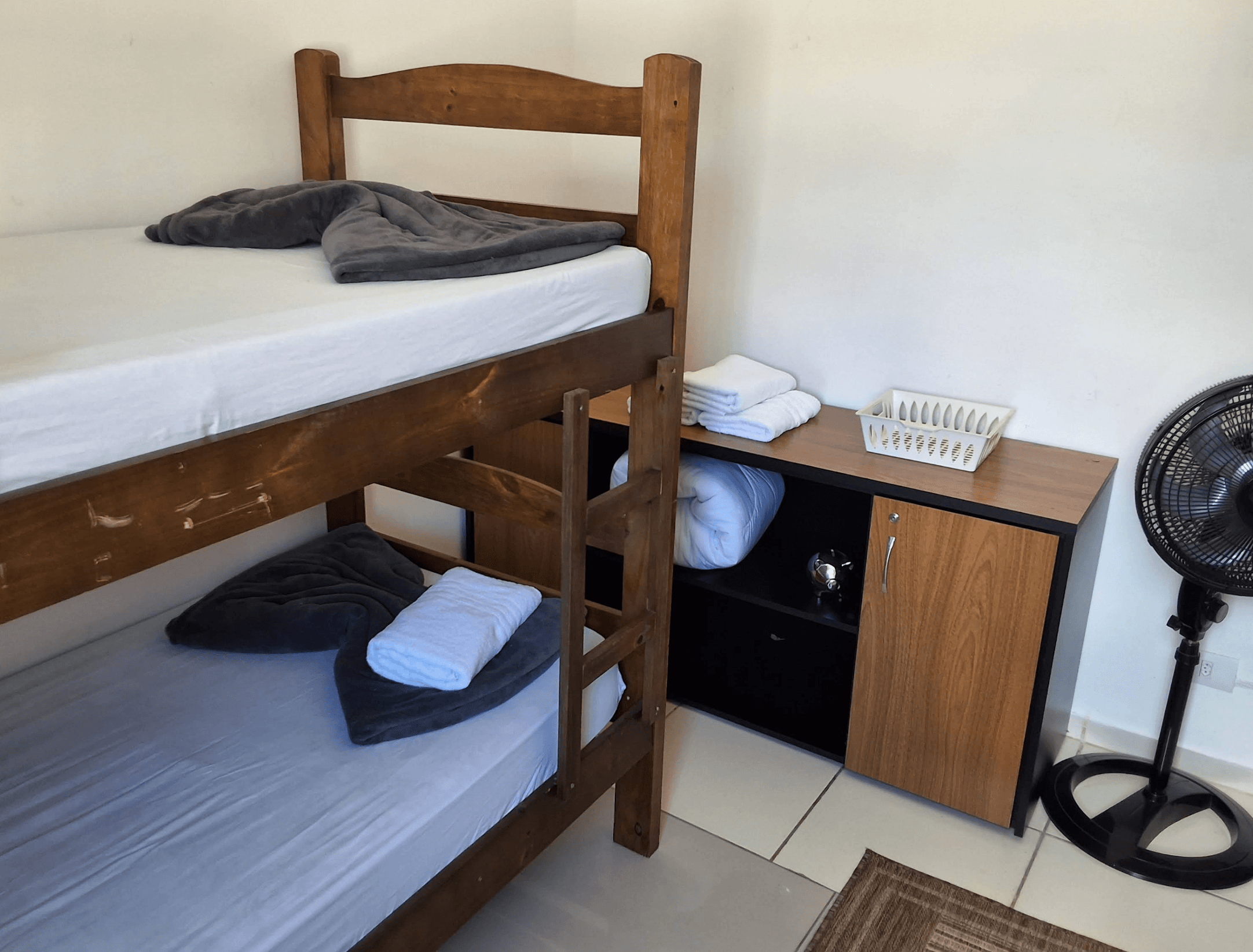 Quarto de casal bem organizado