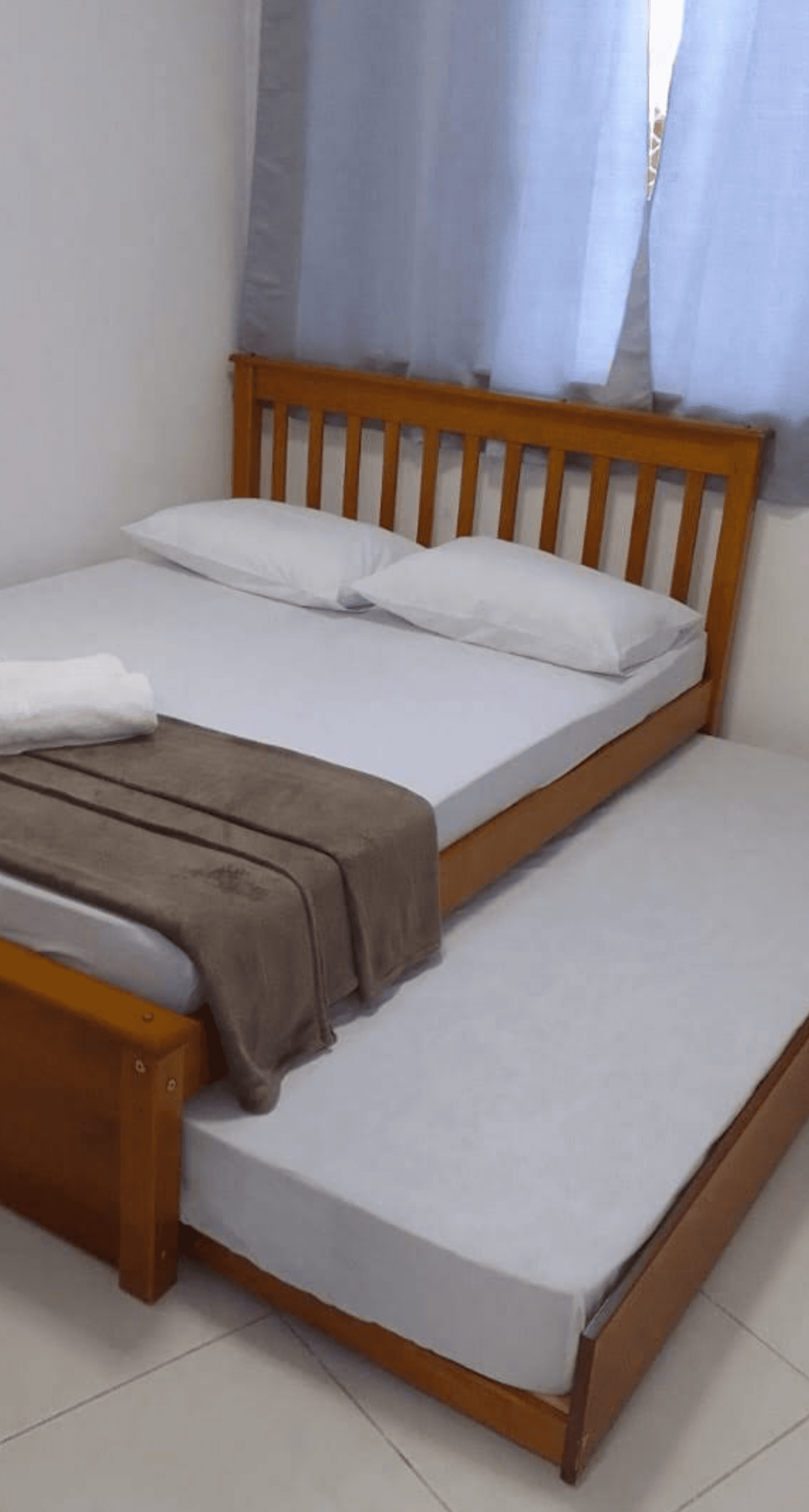 Ambiente de quarto com janela e boa iluminação