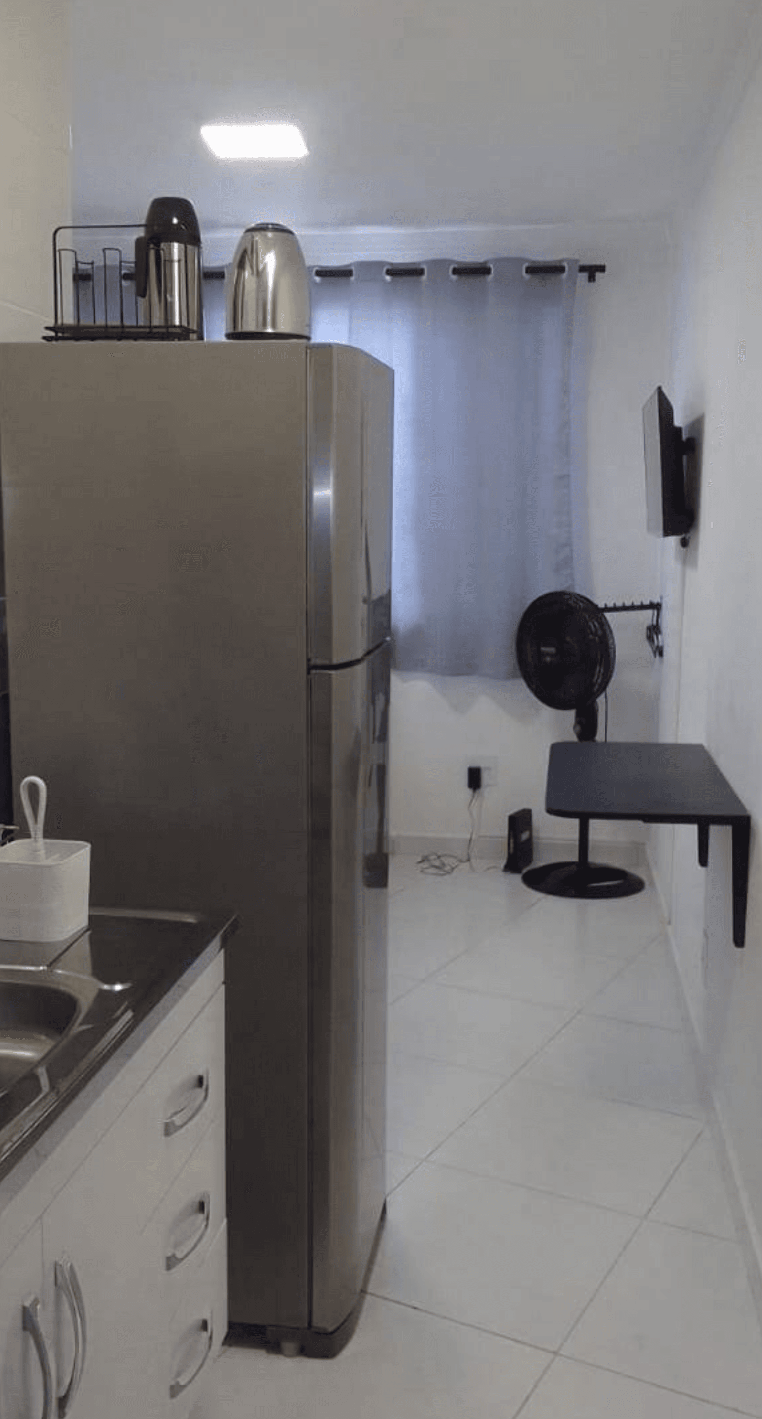 Cozinha compacta equipada com pia e armários