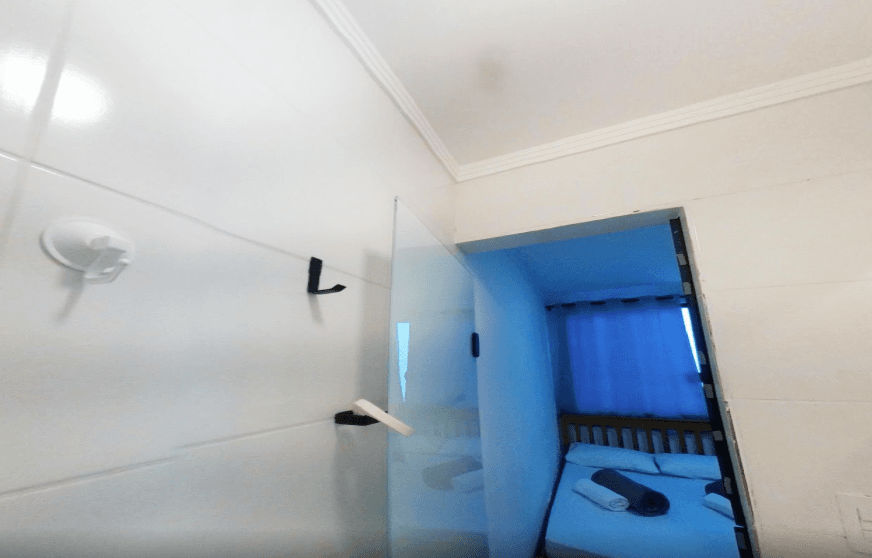 Banheiro com box e chuveiro