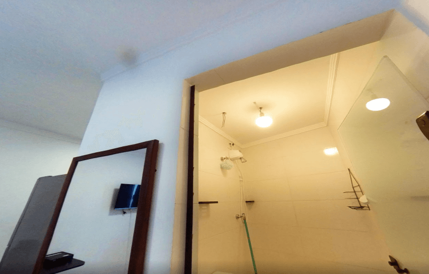 Banheiro acessível com espaço ampliado