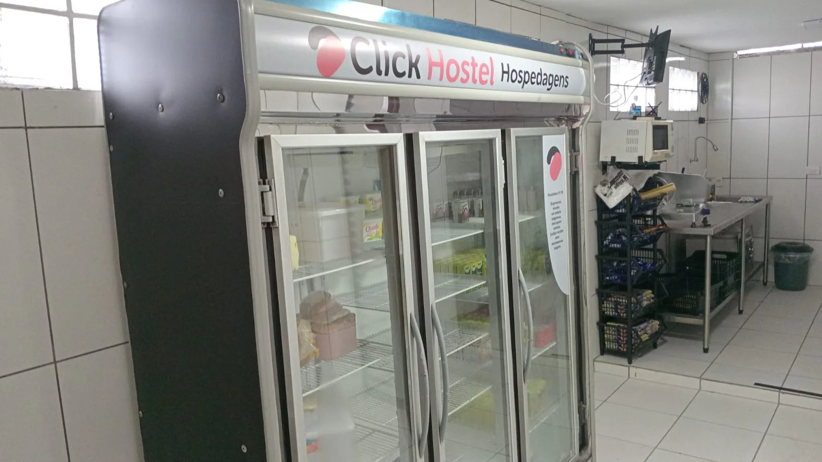 Câmara refrigerada da Click Hostel com os itens do café da manhã