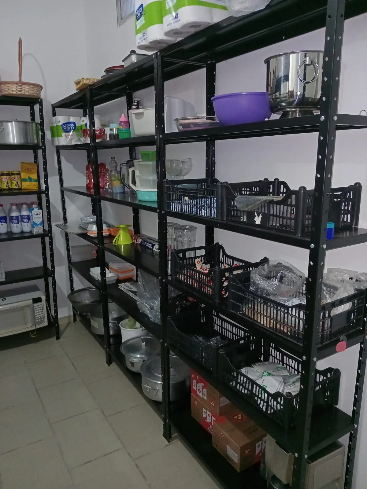 Despensa com utensílios de cozinha, panelas e mantimentos organizados