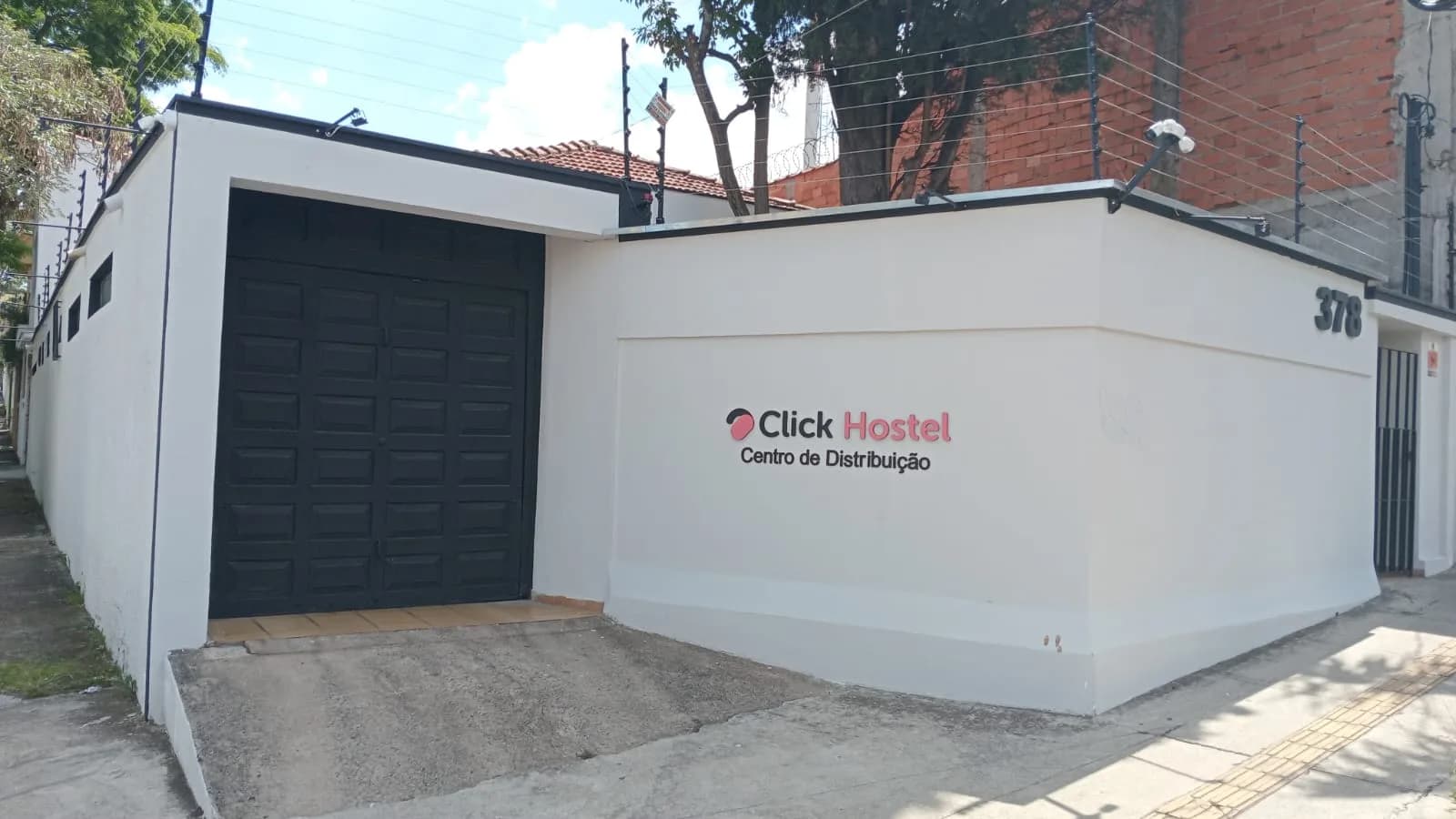Fachada do Centro de Distribuição da Click Hostel em São Paulo