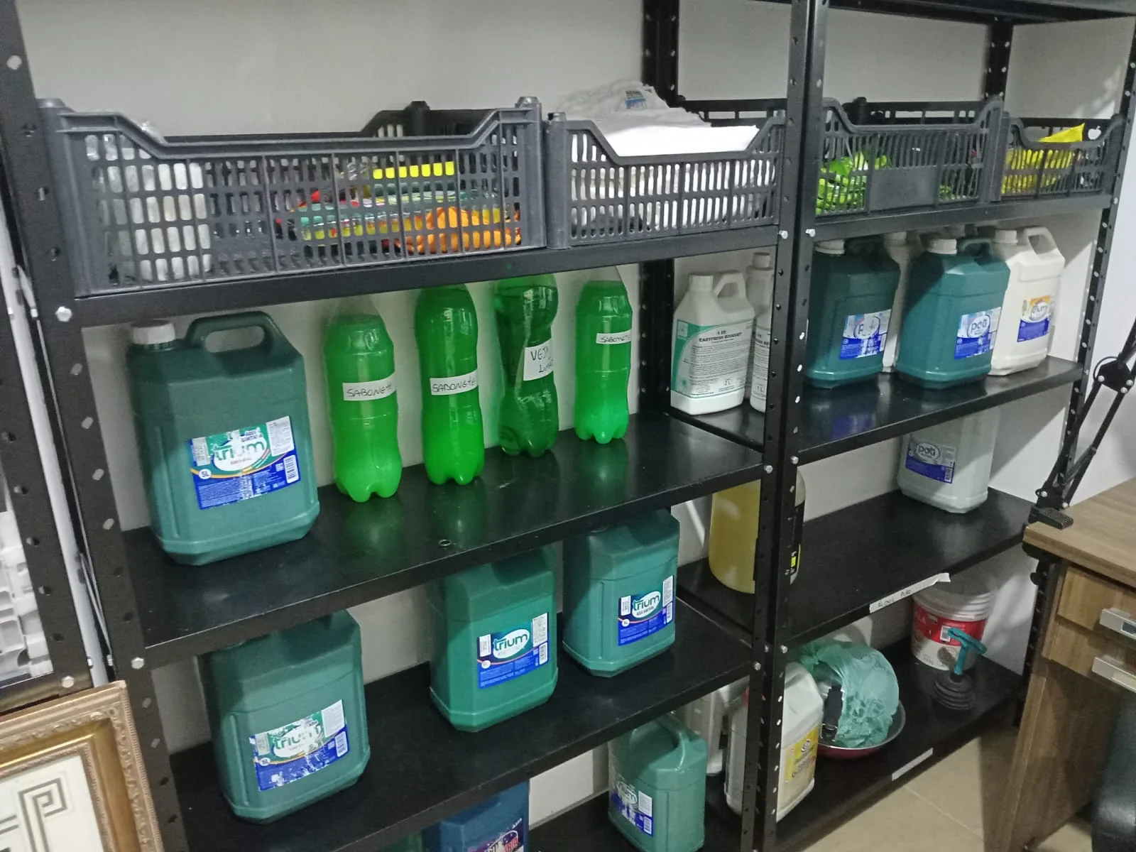 Estoque de galões de produtos de limpeza e sabonete em prateleiras