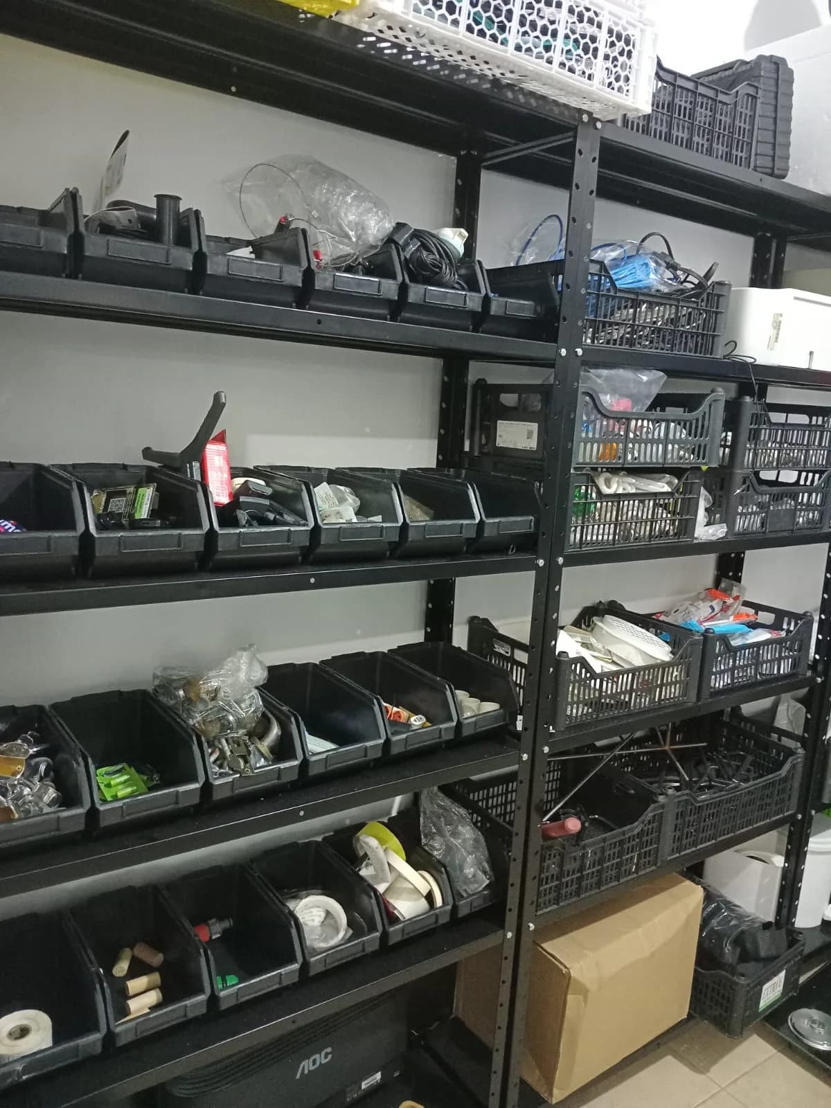 Gaveteiros com peças de reposição, ferramentas e itens de manutenção