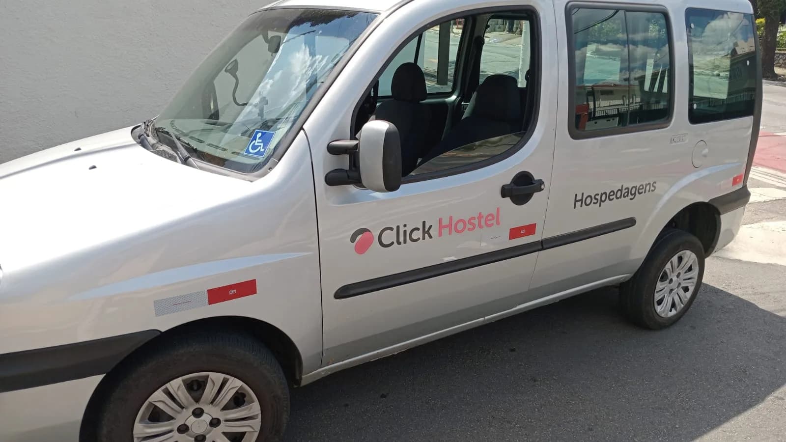 Veículo da Click Hostel usado para abastecer as casas