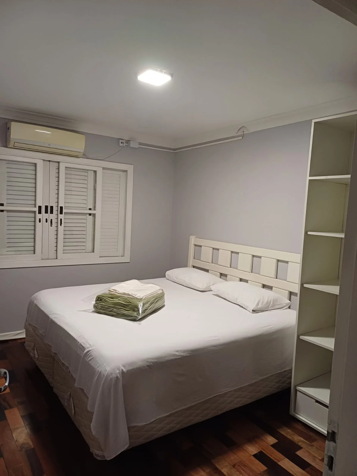 Suíte privativa com cama de casal e luz natural